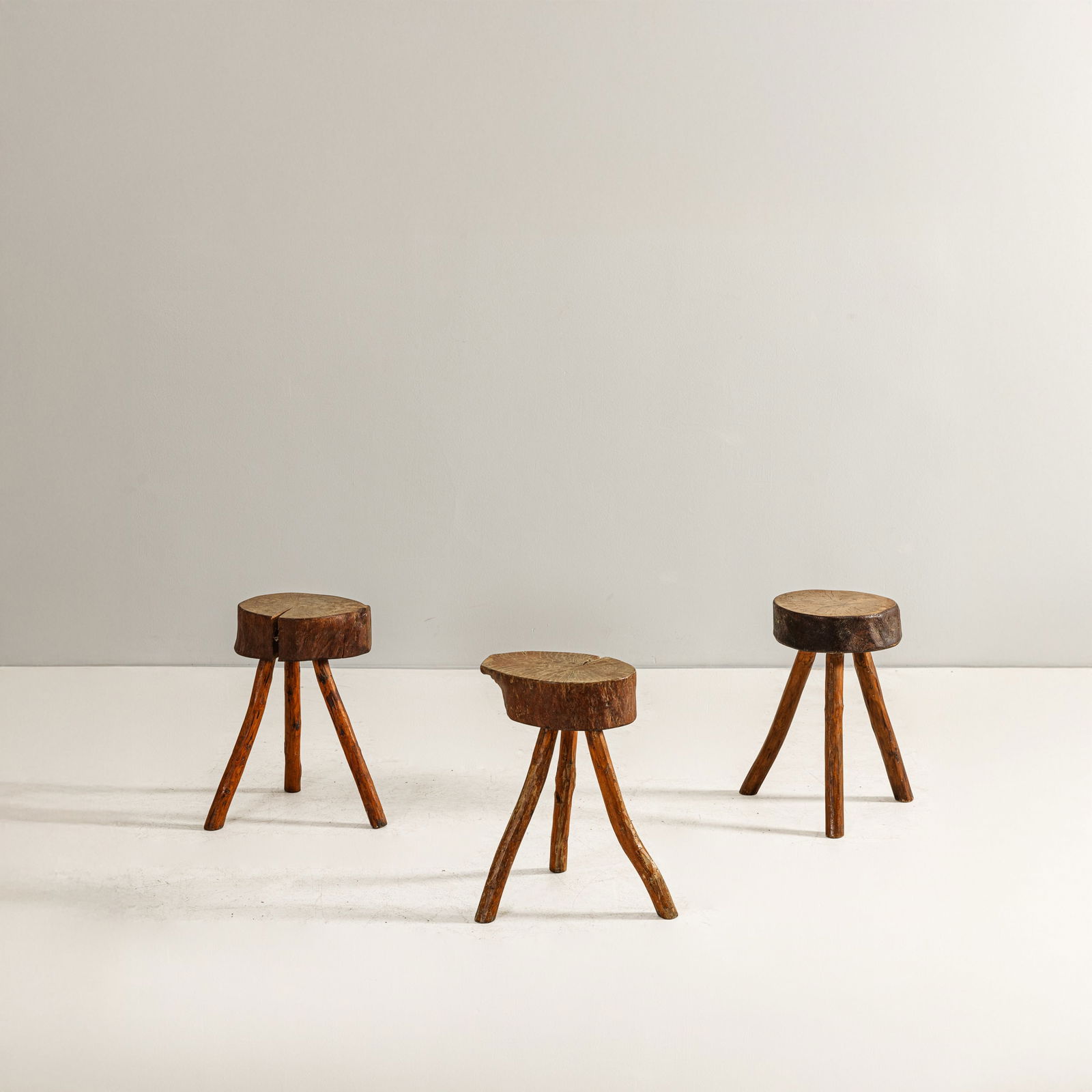 MANIFATTURA ITALIANA: Tre sgabelli. Legno lavorato. Italia anni '50. cm 40x34x34 ca THREE ITALIAN STOOLS Buone condizioni generali. Piccole righe, leggeri graffi, normali segni di usura. Piccole mancanze.
