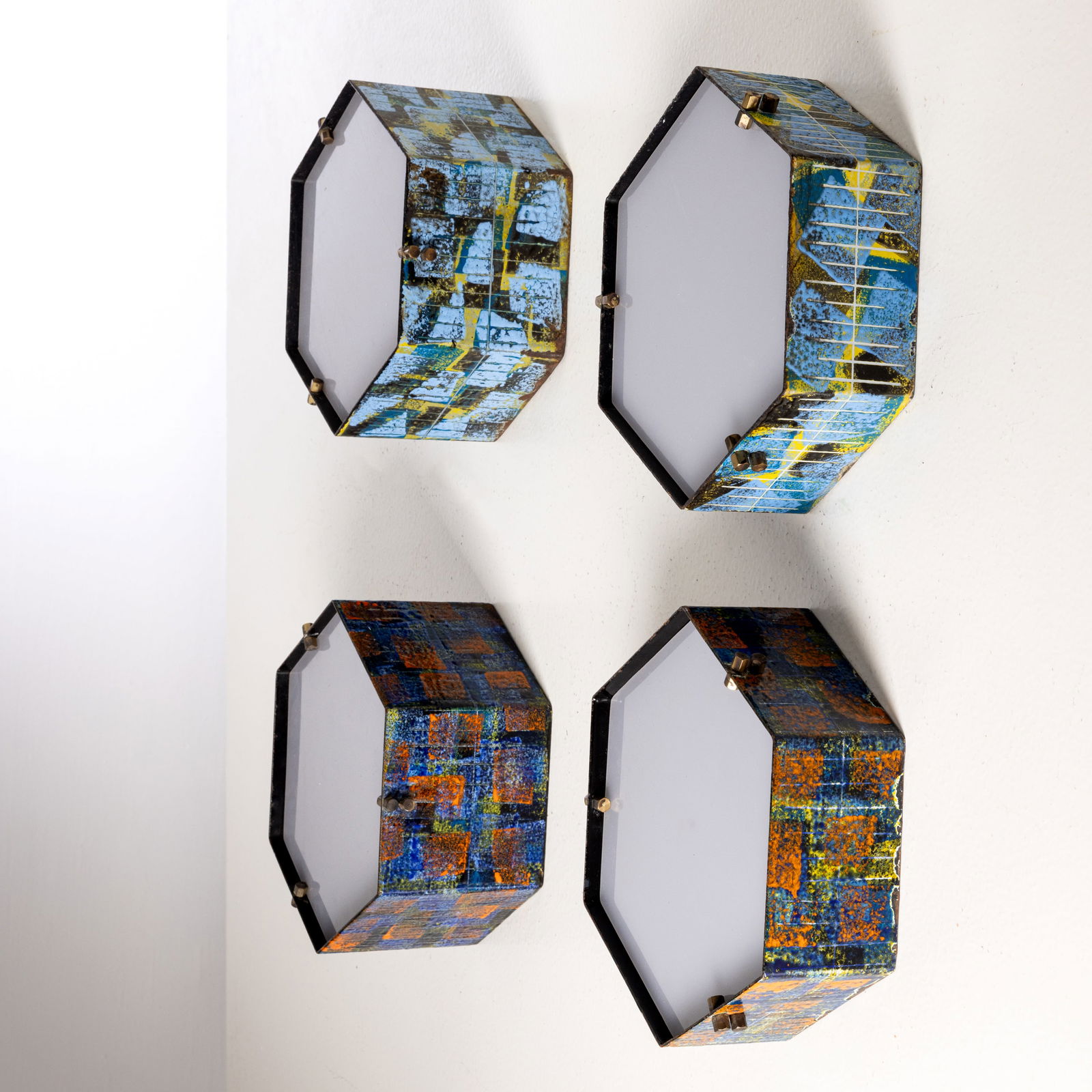 SIVA: Quattro lampade a plafone. Metallo smaltato, eprspex opalino. ottone. Produzione SIVA anni '60. cm 12x24x22; cm 12x24x21; cm 8,5x24x21 THREE WALL ; CEILING LAMPS BY SIVA Buone condizioni generali. Pic