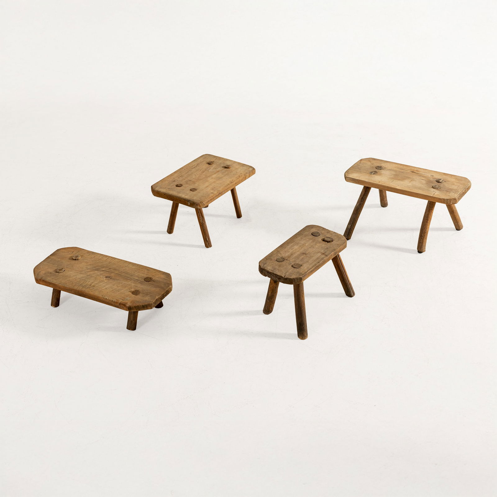 MANIFATTURA ITALIANA: Quattro panchetti neorustici. Legno di nocciolo, legno di pioppo. Anni '50-'60. cm 22,5x43,5x33 ca.; 22x33,5x20 ca. 20x37,5x23,5; 12x46x22,5 ca FOUR ITALIAN NEO RUSTIC STOOLS Buone condizioni.