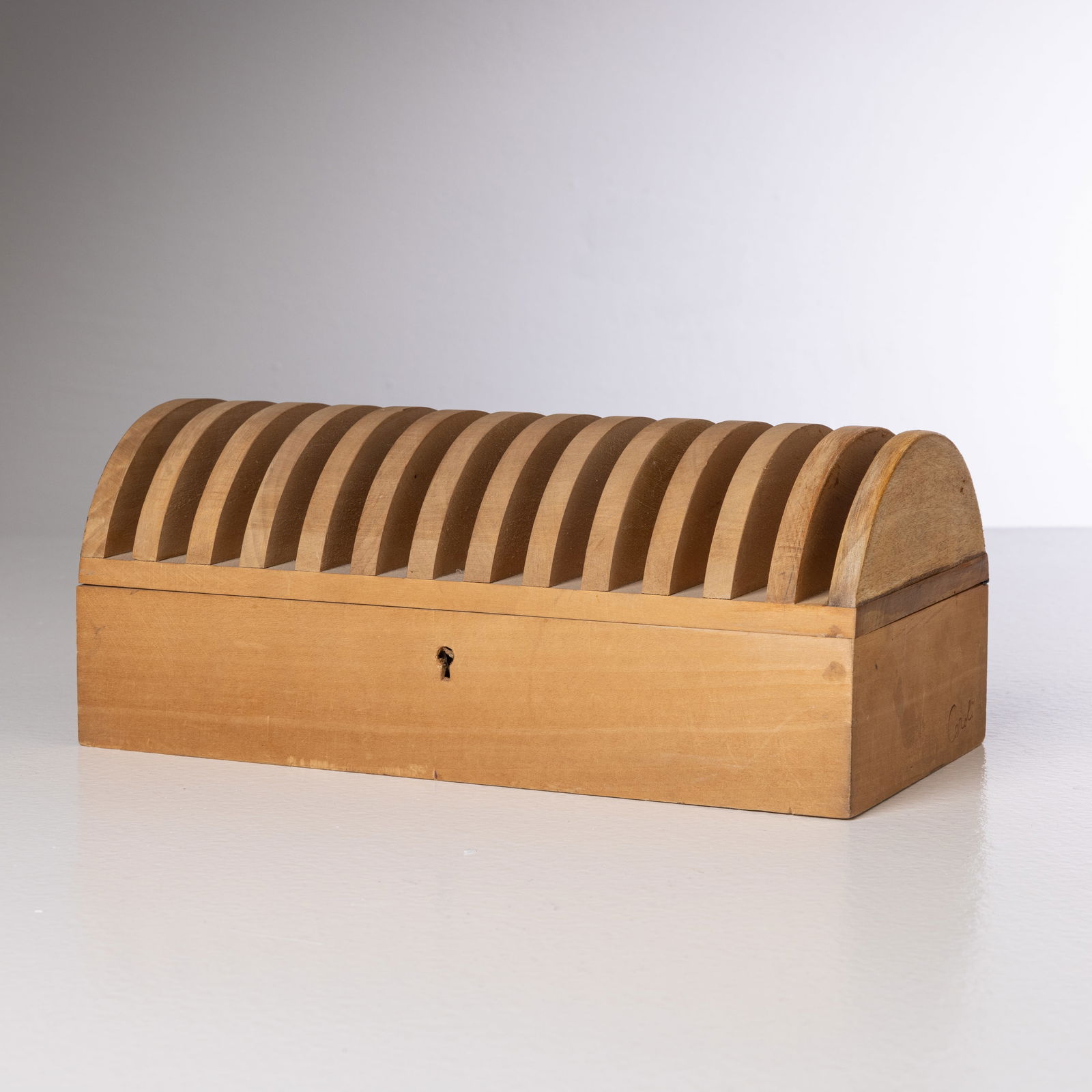 MARIO CEROLI (ATTRIB. A): Scatola. Legno di conifera, compensato, metallo. Produzione EAD Agliana Pistoia, anni '80. Marchio sotto la base. cm 11,5x28x14 A BOX ATTRIBUTED TO M. CEROLI Condizioni molto buone. Righe, segni