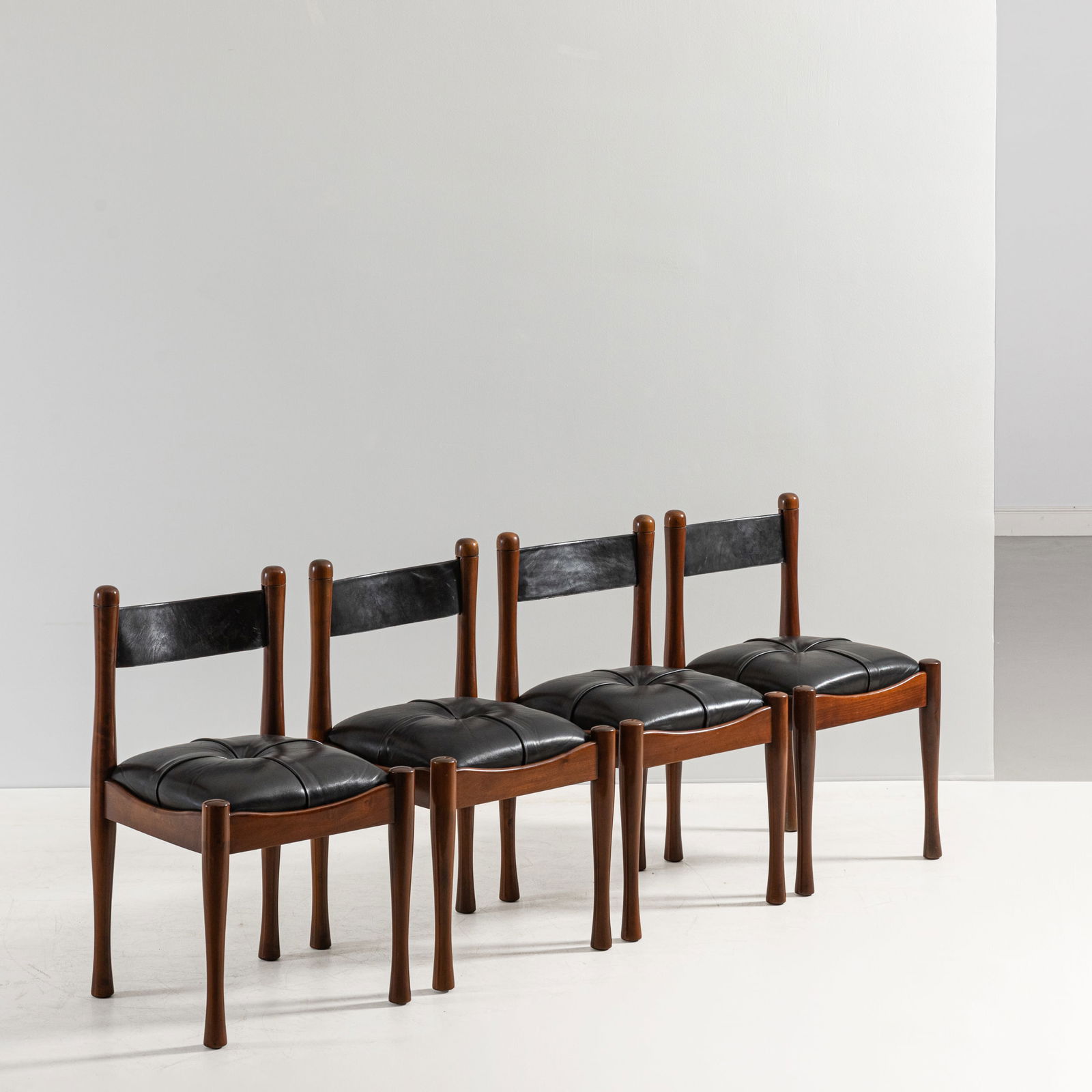 SILVIO COPPOLA: Quattro sedie mod. 620. Legno tornito, pelle imbottita. Produzione Bernini, Italia 1964 ca. cm 82x46x46 FOUR CHAIRS BY S. COPPOLA Giuliana Gramigna, Repertorio del design italiano per l'arredamento do