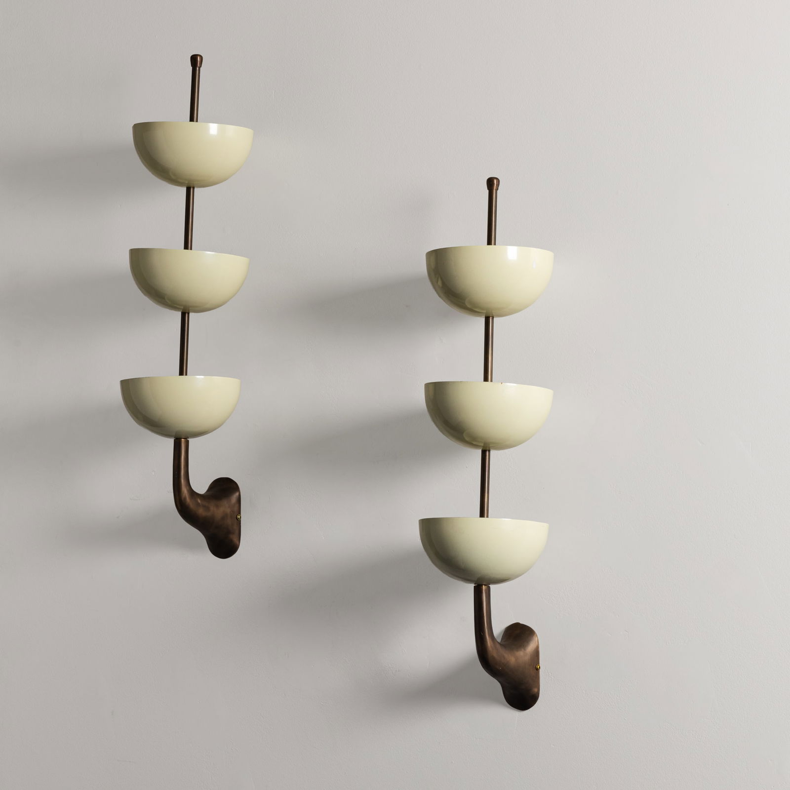 MANIFATTURA ITALIANA: Coppia di lampade da parete. Fusione di alluminio brunito, alluminio verniciato. Italia, XX secolo. cm 70x18x20 A PAIR OF ITALIAN WALL LAMPS Buone condizioni generali. Piccole righe, leggeri