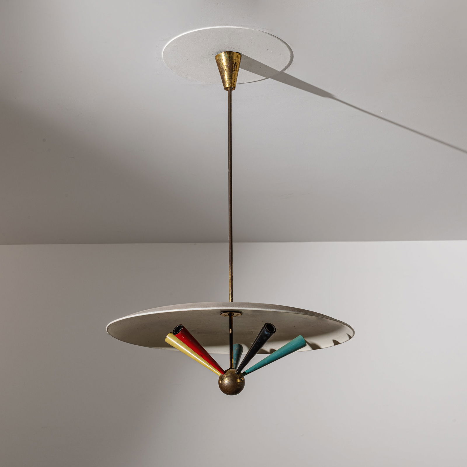 STILNOVO (ATTRIB. A): Lampada a sospensione. Ottone, alluminio verniciato. Italia 1955 ca. cm 90x64x64 A CEILING LAMP BY STILNOVO Buone condizioni generali. Righe, graffi, segni dovuti all'uso quotidiano. Piccole mancanze