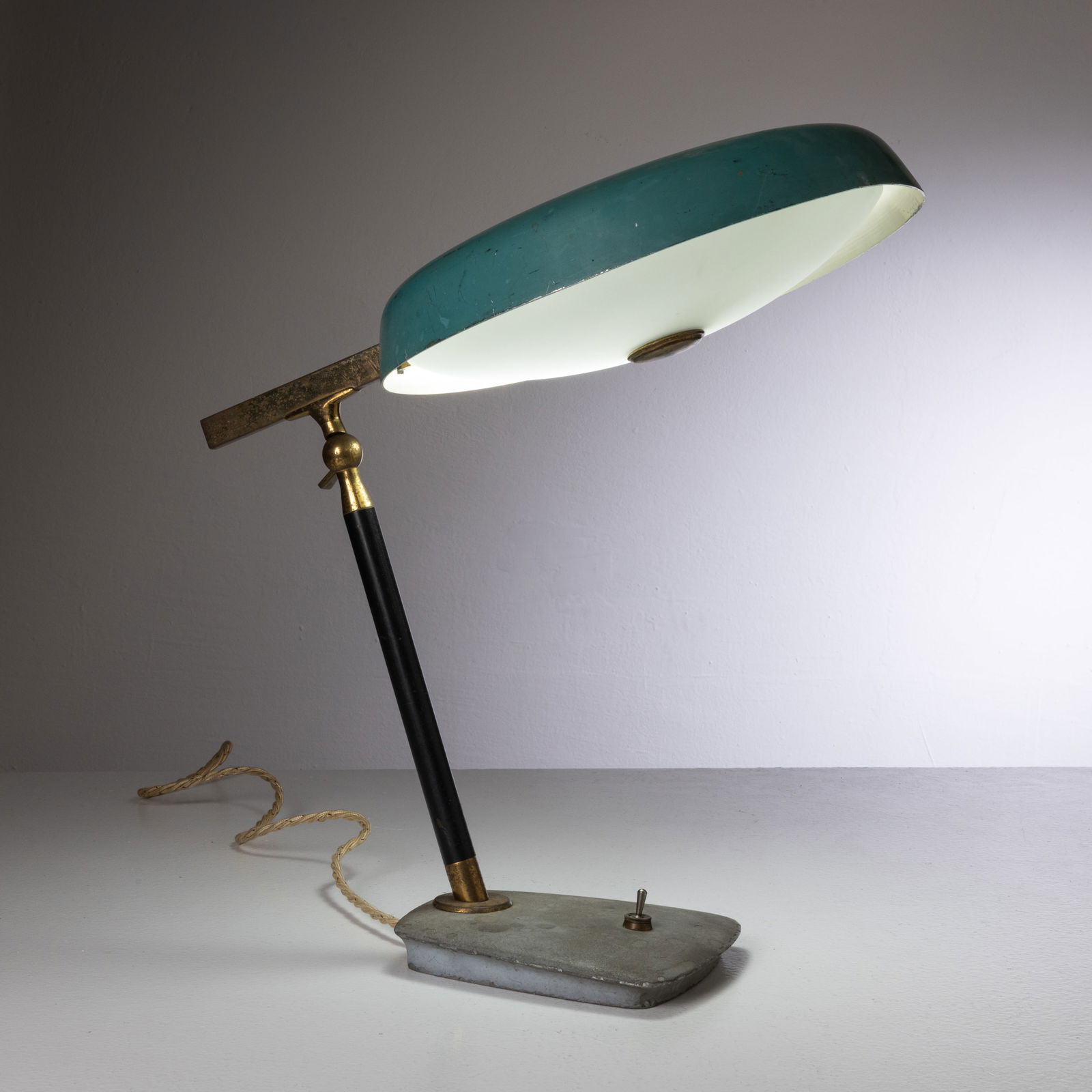 OSCAR TORLASCO: Lampada da tavolo mod. 554.S. Metallo goffrato, metallo verniciato, alluminio verniciato, ottone, vetro curvato e satinato. Produzione Lumi anni '50. cm 50x40x50 ca. A TABLE LAMP BY O. TORLASCO Catalo