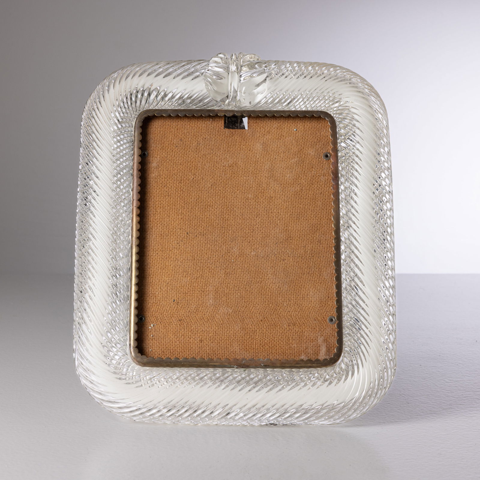 SEGUSO: Portaritratti. Vetro a torchon con inclusione di vetro lattimo, ottone, vetro molato. Italia anni '60 cm 30x27,5x27 ca (aperto ) A PICTURE RAME ATTRIBUTED TO SEGUSO Condizioni molto buone. Righe,