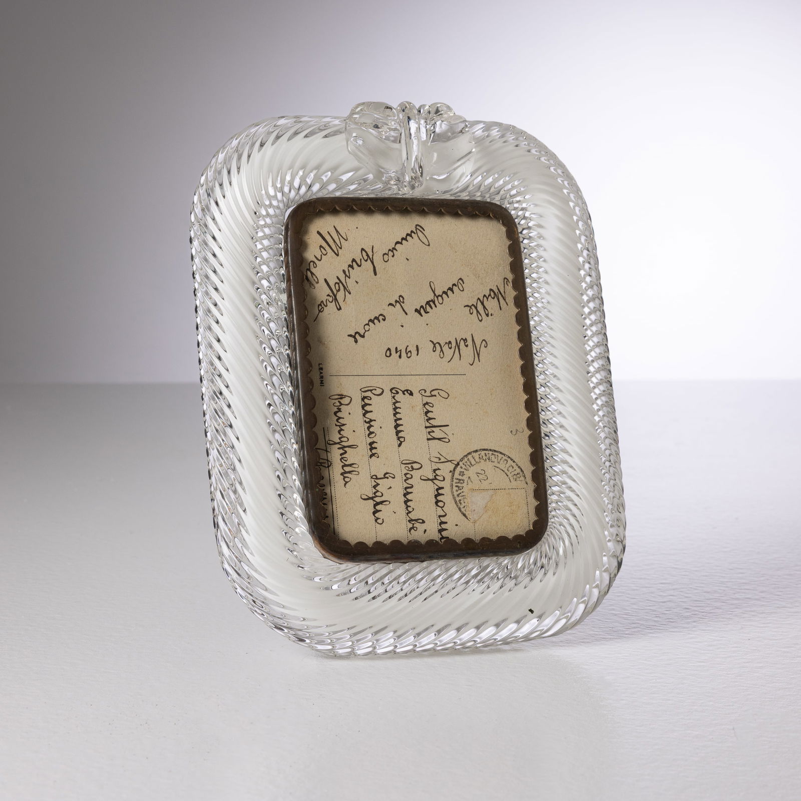 SEGUSO: Portaritratti. Vetro a torchon con inclusione di vetro lattimo, ottone, vetro molato. Italia anni '60 cm 20x16,5x14 CA. (aperto ) A PICTURE RAME ATTRIBUTED TO SEGUSO Condizioni molto buone.