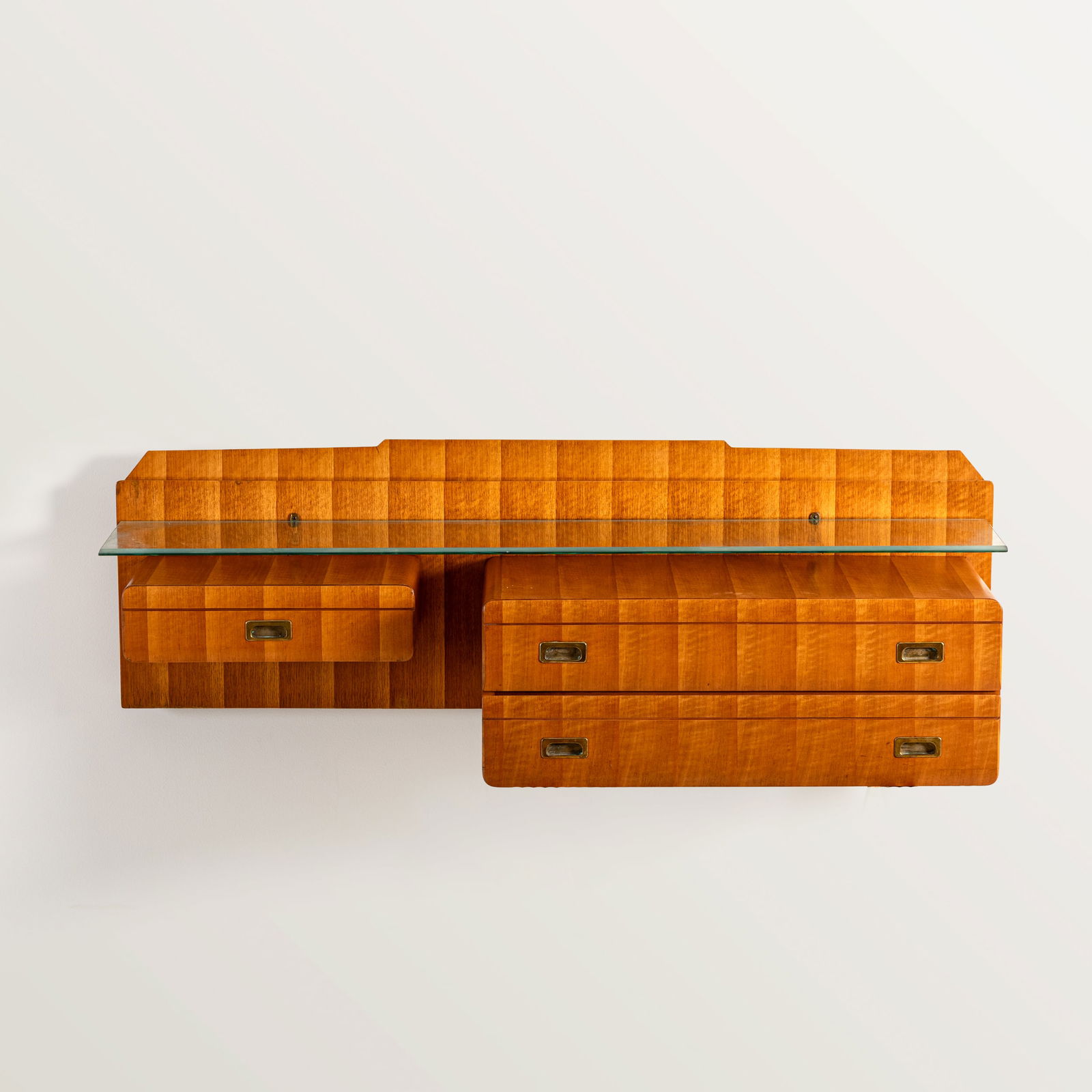 MANIFATTURA ITALIANA: Consolle pensile. Legno, ottone, cristallo molato. Italia anni '50. cm 52x150x40 AN ITALIAN HANGING CONSOLLE. Buone condizioni generali. Piccole righe e leggeri segni dovuti all'uso quotidiano.