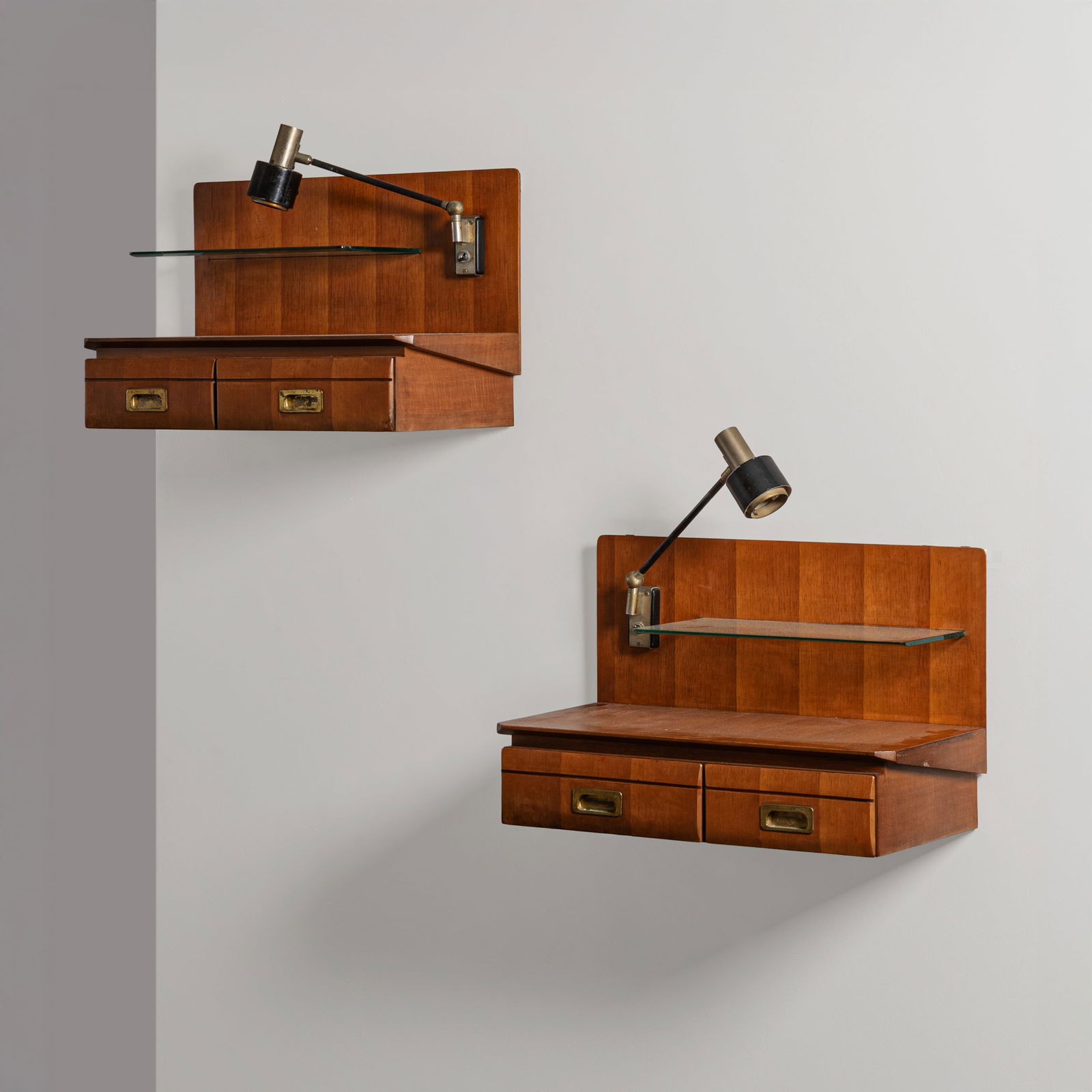 MANIFATTURA ITALIANA: Coppia di comodini pensili. Legno, cristallo molato, ottone, alluminio satinato e verniciato. Italia anni '60. cm 39x59x31 A PAIR OF ITALIAN HANGING BEDSIDE TABLES Buone condizioni generali. Piccole r