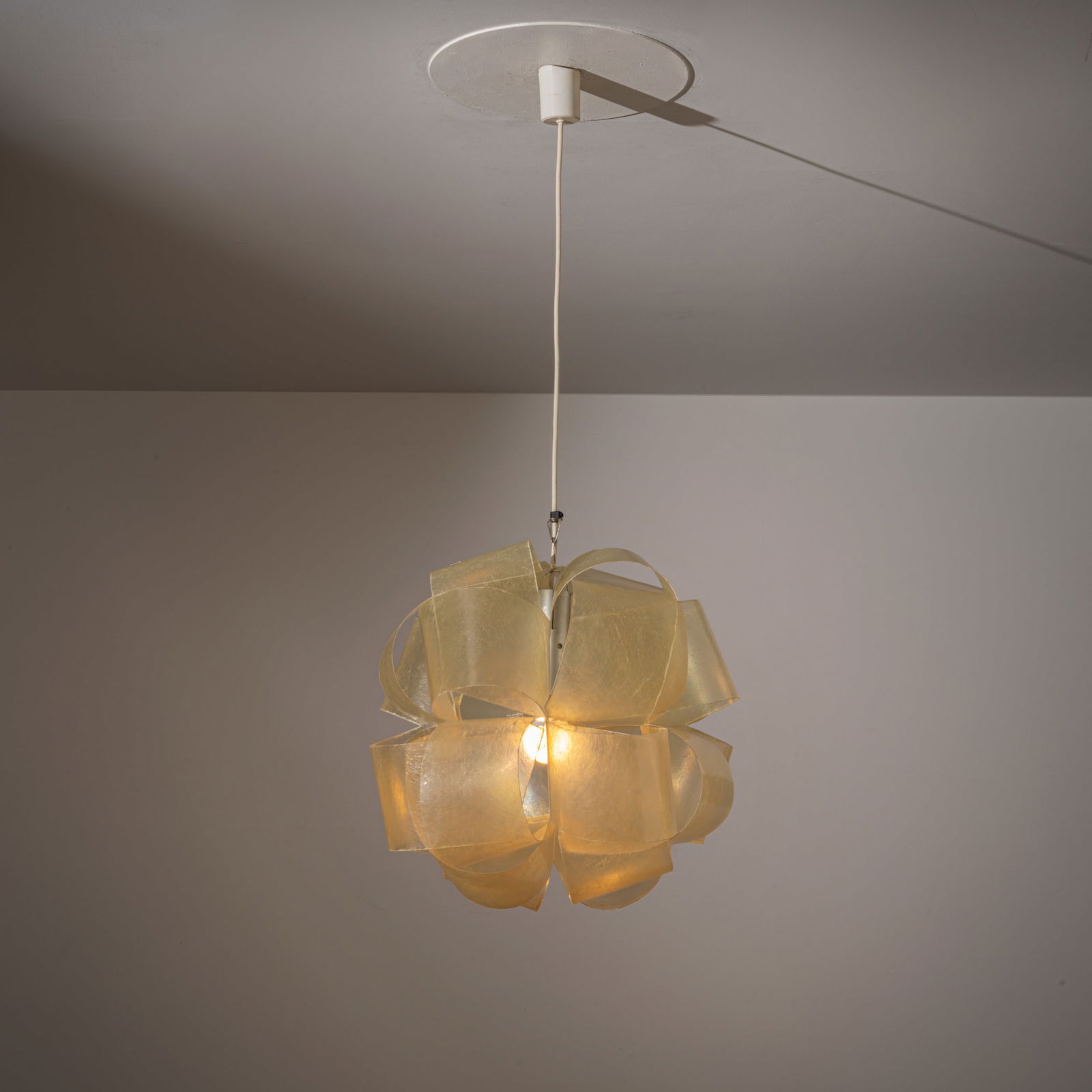 ENRICO BOTTA: Lampada a sospensione mod. Spire. Materiale plastico, fibra di vetro. Italia anni '70. cm 120x50x50 A CEILING LAMP BY E. BOTTA Buone condizioni generali. Piccole righe e leggeri segni dovuti all'uso q