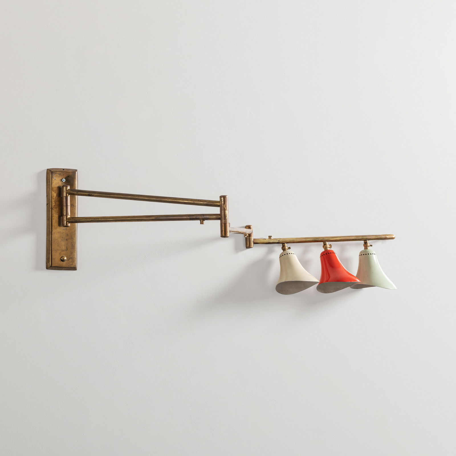 GINO SARFATTI: Lampada da parete mod. 175. Ottone, alluminio verniciato. Produzione Arteluce anni '50. cm 27x88x55; massima estensione cm 132 A WALL LAMPM BY G. SARFATTI M. Romanelli, S. Severi, Gino Sarfatti opere