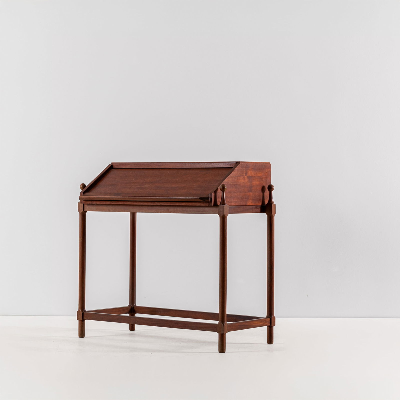 FRATELLI PROSERPIO: Scrittoio. Legno di teak. Italia anni '60. aperto cm 88x90x76, chiuso cm 88x90x56 A DESK BY FRATELLI PROSERPIO Buone condizioni generali. Piccole righe, leggeri graffi, normali segni di usura.