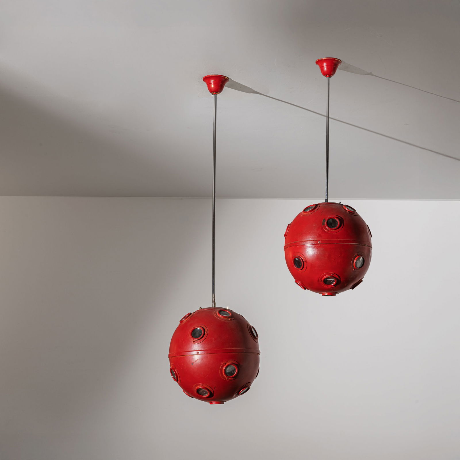 OSCAR TORLASCO (ATTRIB A): Coppia di lampade a sospensione. Alluminio verniciato, metallo cromato, plexiglass trasparente. Italia fine anni '60. cm 106x28x28; cm 77x28x28 A PAIR OF CEILING LAMPS ATTRIBUTED TO O. TORLASCO 