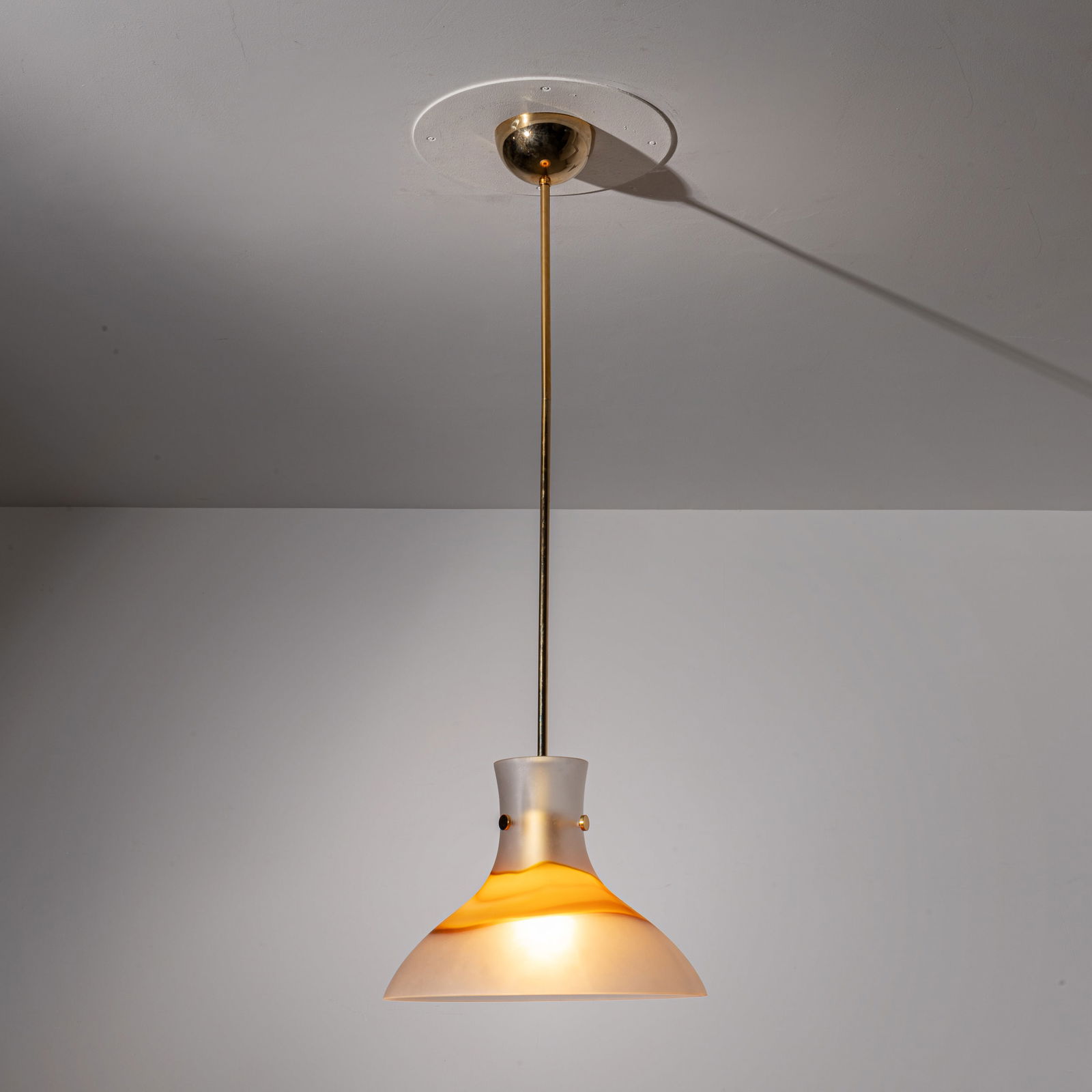 TOBIA SCARPA: Lampada a sospensione. Vetro lattimo ed ambra, ottone. Produzione Venini anni '60. cm 118x39,5 A CEILING LAMP BY T. SCARPA F. De Boni, I vetri Venini. La storia, gli artisti, le tecniche, Allemandi,