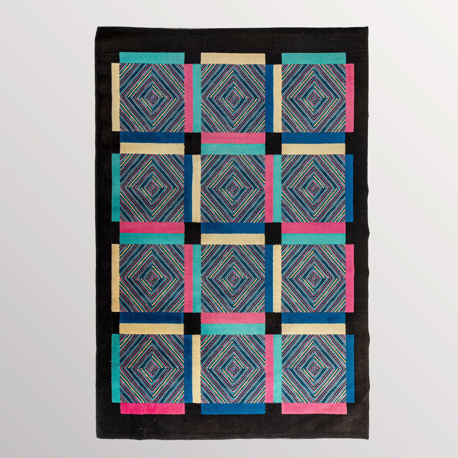 OTTAVIO MISSONI: Tappeto meccanico. Lana, cotone e fibre sintetiche intrecciate. Italia, anni '80. Etichetta con firma sul retro. cm 238x157 A CARPET BY O. MISSONI Discrete condizioni generali. Necessità eventual