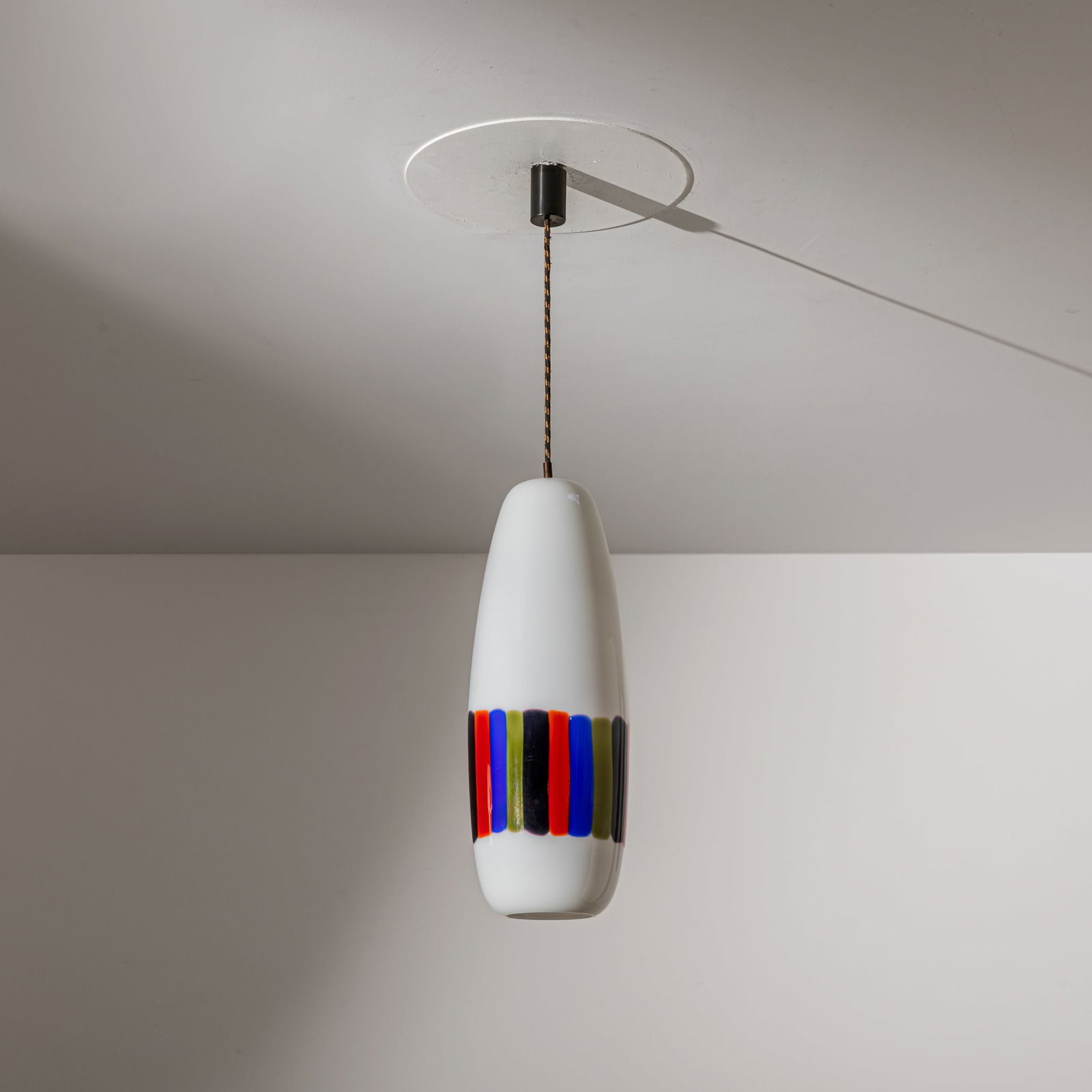MASSIMO VIGNELLI: Lampada a sospensione. Metallo verniciato, vetro lattimo con inclusione di fasce di vetro colorato. Produzione Venini anni '60. diffusore cm 53x22 A CEILING LAMP BY M. VIGNELLI Anna Venini Diaz de