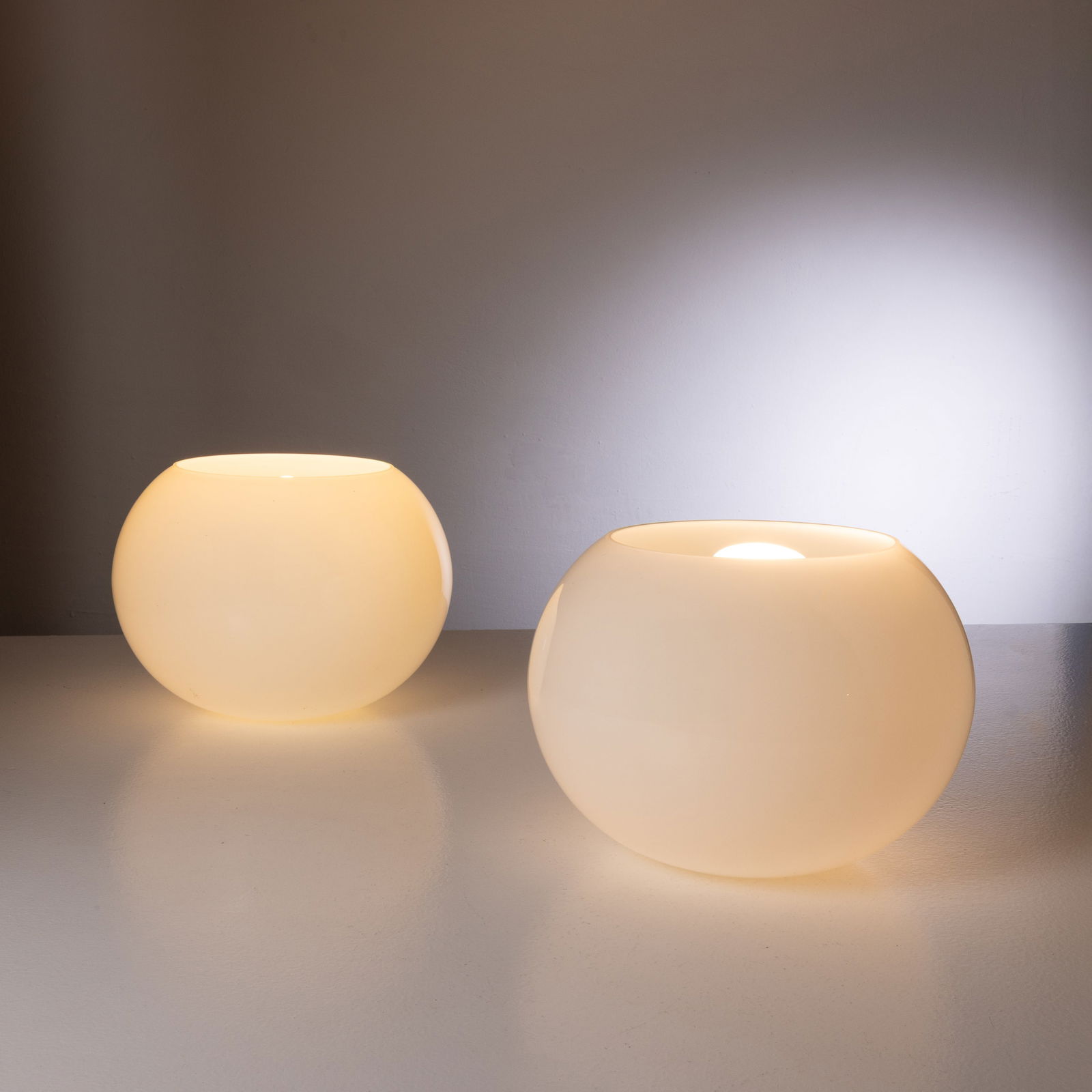 SERGIO ASTI: Coppia di lampade da tavolo mod. Daruma. Vetro opalino. Produzione Candle 1968. cm 25x35 ca. A APIR OF LAMPS BY S. ASTI Domus n.463, giugno 1968, p. 68; Domus n.468, novembre 1968, p. d/445: