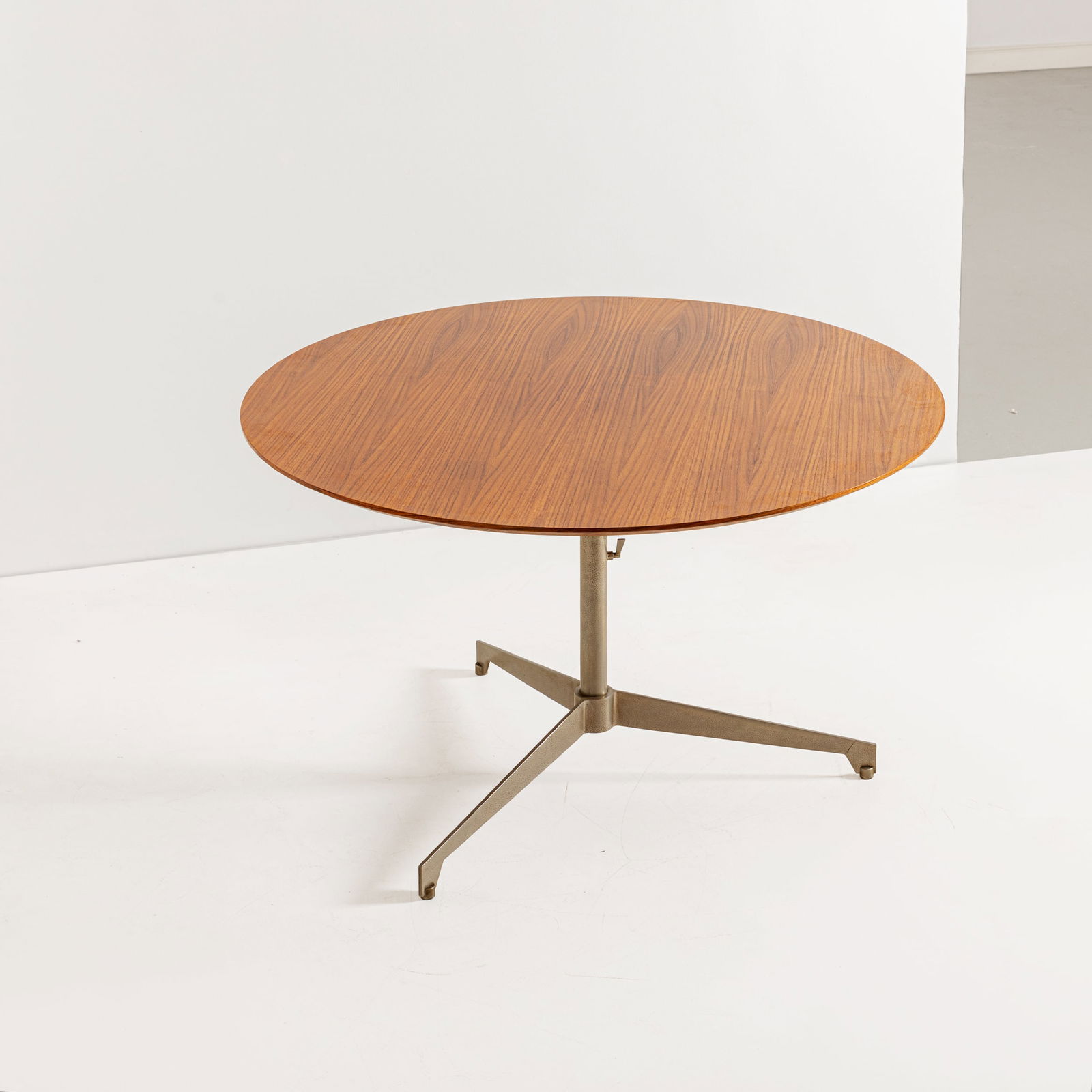 MANIFATTURA ITALIANA: Tavolo ad altezza regolabile. Metallo nichelato, legno. Italia anni '60. cm 53x120 cm 73x120 AN ITALIAN ADJUSTABLE HEIGHT TABLE Buone condizioni generali. Righe, graffi, normali segni dovuti