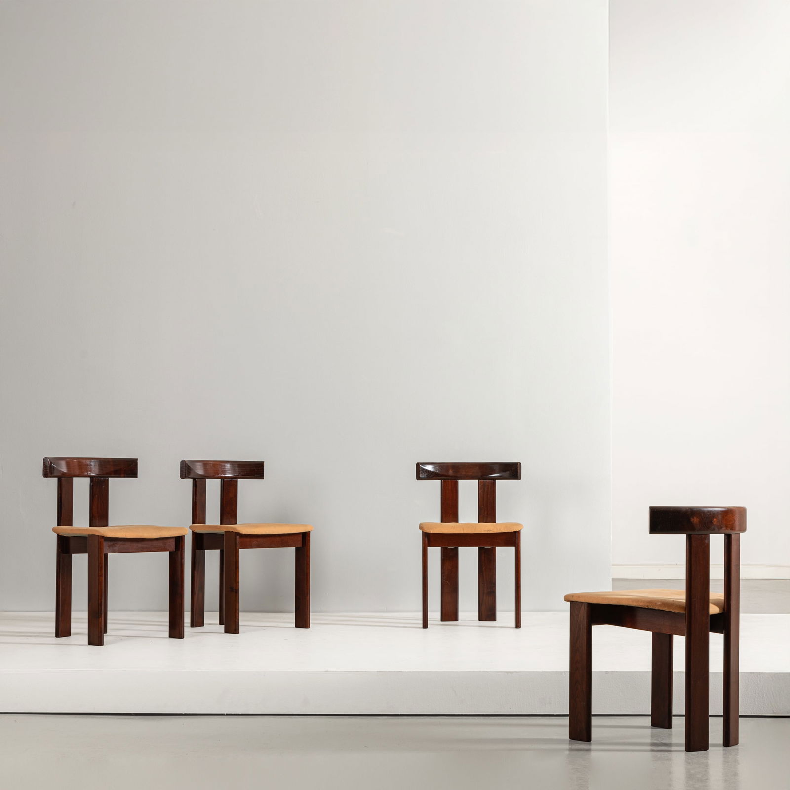 LUIGI VAGHI: Quattro sedie della serie Euro. Legno di noce tinto, vinilpelle imbottita. Produzione Former 1975 ca. cm 73x46x47 FOUR CHAIRS BY L. VAGHI La mia casa n.82, novembre 1975, p. 24; Casa Vogue, luglio ;