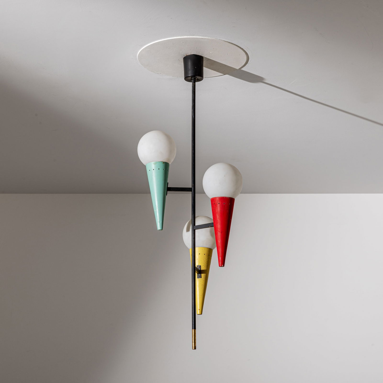 STILIUX: Lampada a sospensione. Ottone, metallo verniciato, vetro opqlino satinato. Italia anni '60. cm 95,5x35x35 ca A CEILING LAMP BY STILUX Buone condizioni generali. Piccole righe, leggeri graffi,
