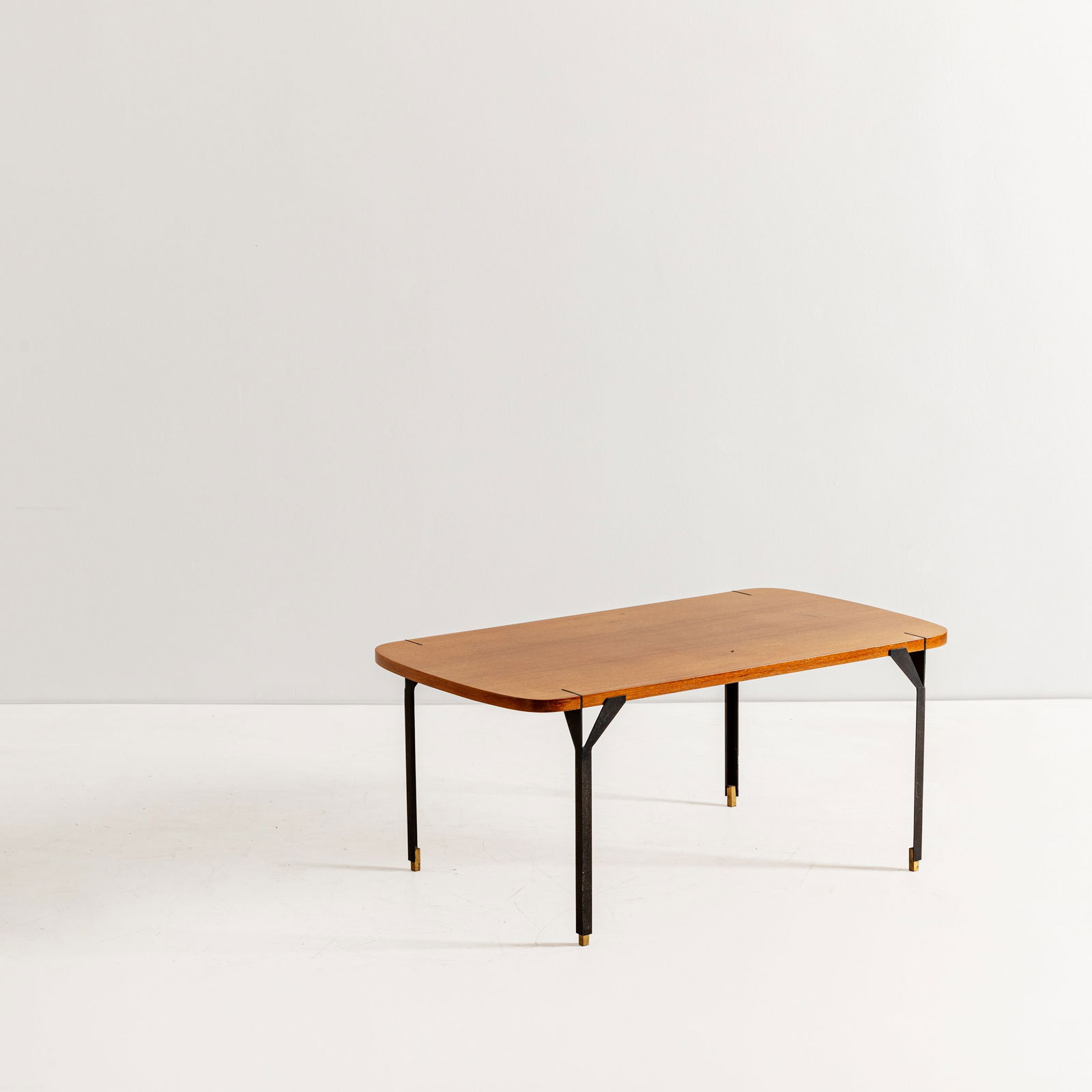 MANIFATTURA ITALIANA: Tavolino da caffè. Legno di teak, metallo verniciato. Italia anni '60. cm 40x90x50 AN ITALIAN LOW TABLE Buone condizioni generali. Piccole righe, leggeri graffi, normali segni di usura. Trascurab