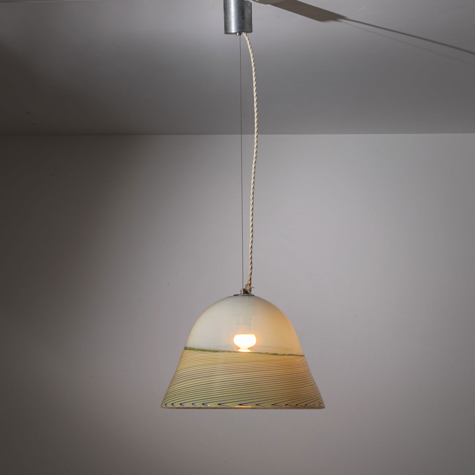 LUCIANO VISTOSI: Lampada a sospensione. Vetro lavorato a caldo, metallo verniciato. Produzione Vistosi anni '70. diffusore cm 30x43x43 A CEILING LAMP BY L. VISTOSI Buone condizioni generali. Piccole righe, leggeri gra