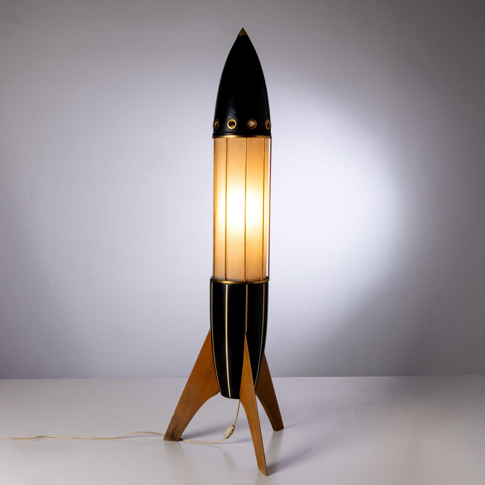 MANIFATTURA ITALIANA: Lampada da terra. Legno massello, ottone, metallo verniciato, materiale plastico. Italia anni '50. cm 122x40x40 AN ITALIAN FLOOR LAMP Buone condizioni generali. Piccole righe, leggeri graffi,