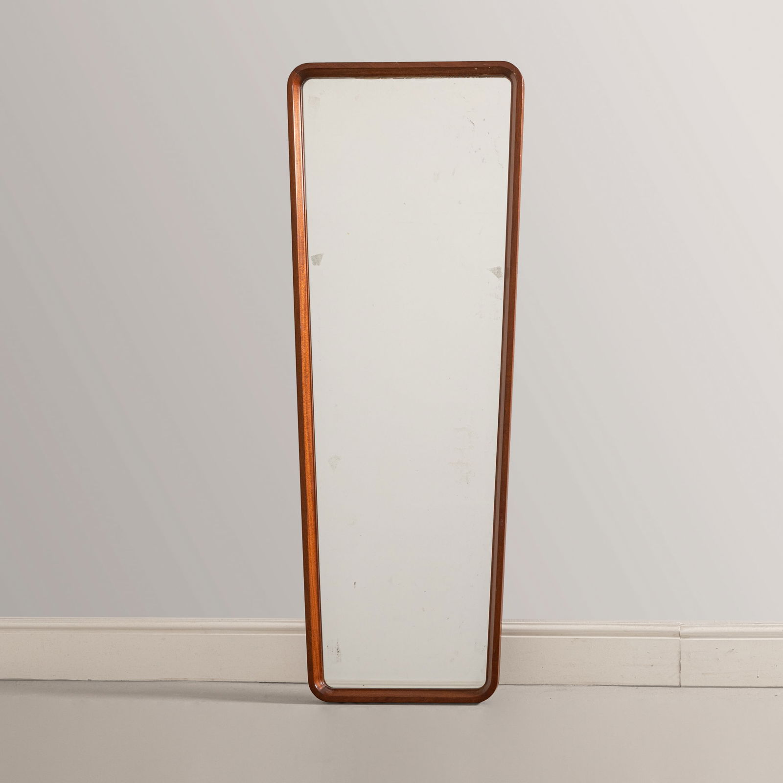 GUSTAVO PULITZER FINALI: Specchio da parete. Legno, cristallo specchiato. Italia anni '50. Provenienza turbonave Giulio Cesare. cm 120x36x4,5 A MIRROR BY G. PULITZER FINALI Buone condizioni generali. Piccole righe,