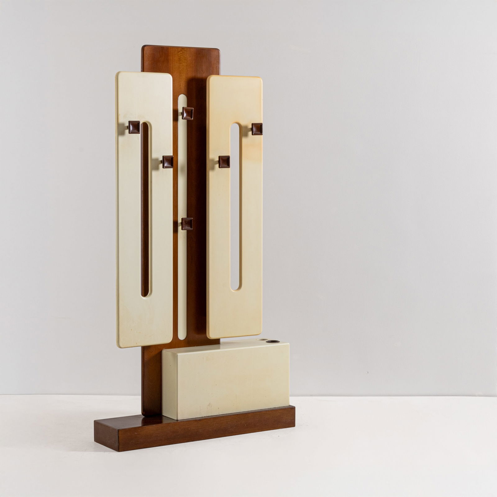 MANIFATTURA ITALIANA: Appendiabiti da ingresso. Legno laccato, metallo. Italia anni '70. cm 181x95x25 AN ITALIAN COAT HANGER Buone condizioni generali. Piccole righe, leggeri graffi, normali segni di usura. Metallo in pati