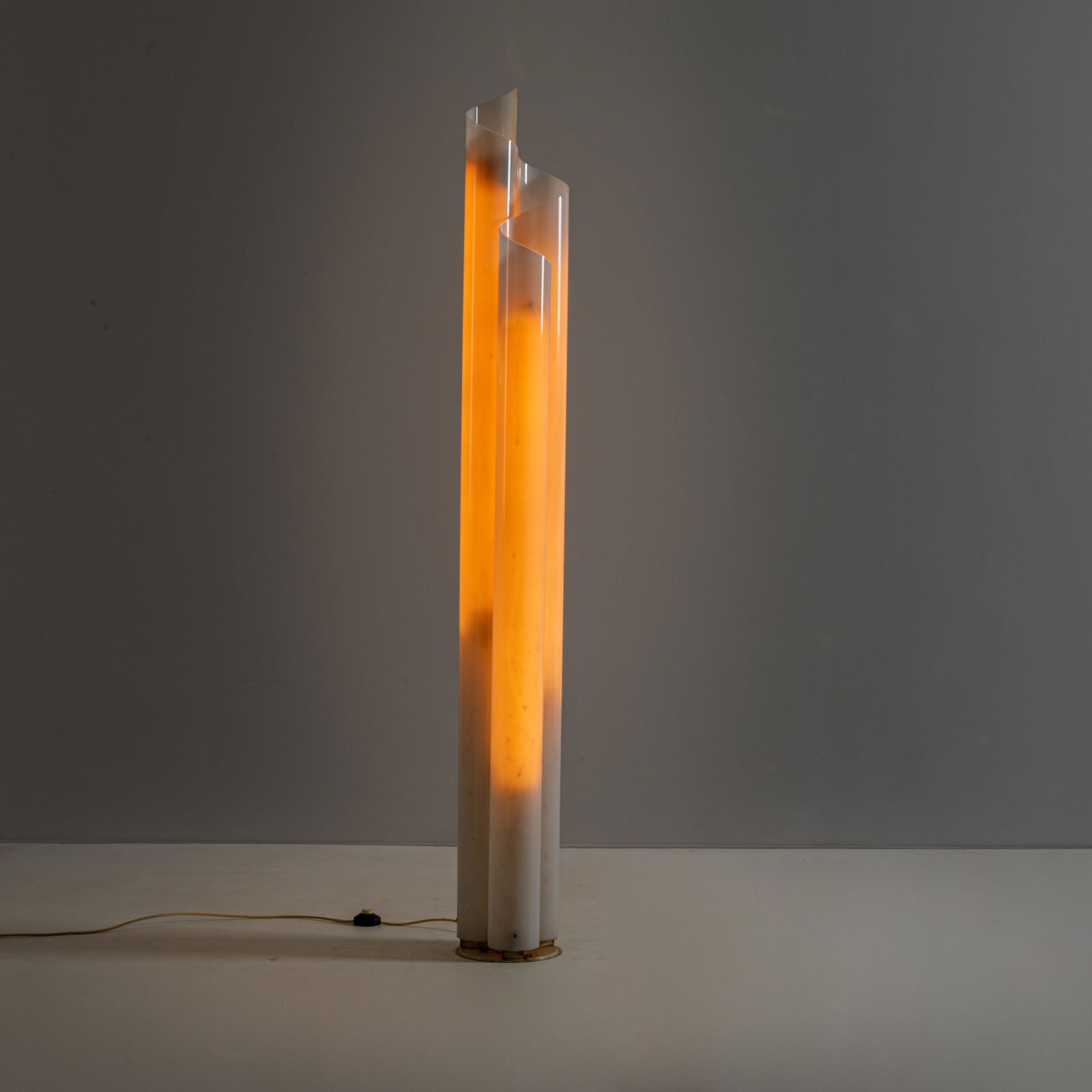 VICO MAGISTRETTI: Lampada da terra mod. Chimera Metallo verniciato, metacrilato. Produzione Artemide 1969 ca. cm 183x23x23 A FLOOR LAMP BY V. MAGISTRETTI Domus, n. 479, ottobre 1969, p. 20; C. e P. Fiell, 1000 Lights,