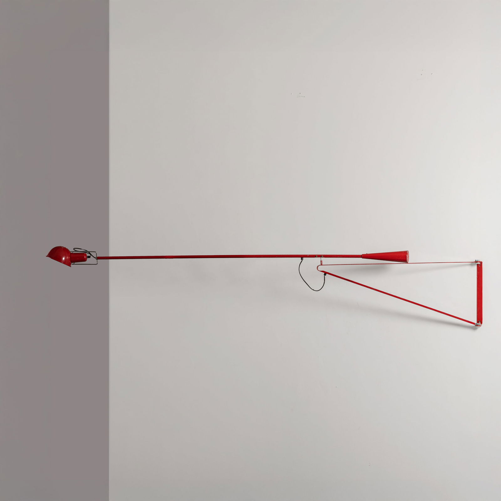 PAOLO RIZZATO: Lampada da parete mod. 265. Metallo verniciato, alluminio verniciato, ghisa. Produzione Arteluce 1973 ca. cm 40x246x90 ca A WALL MOUNTED LIGHT BY P. RIZZATO Domus n. 1001, Aprile 2016, pagina