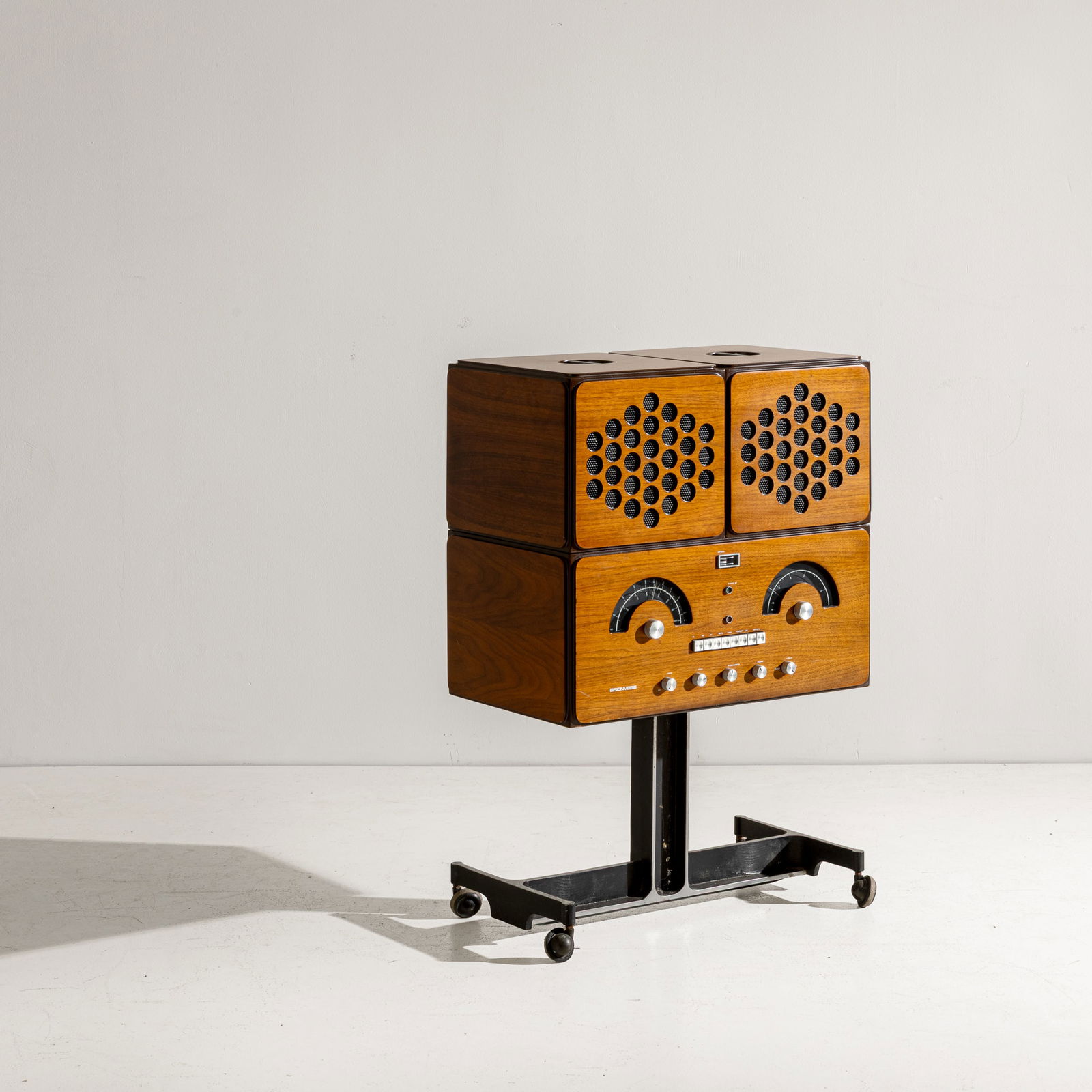 ACHILLE & PIER GIACOMO CASTIGLIONI: Apparecchio stereo mod. RR126. Alluminio pressofuso legno, plastica. Produzione Brionvega 1965 circa cm 75x120x38 AN HI-FIS SYTEM BY A. & P. CASTIGLIONI Domus 481 (dicembre 1969), pubblicità 