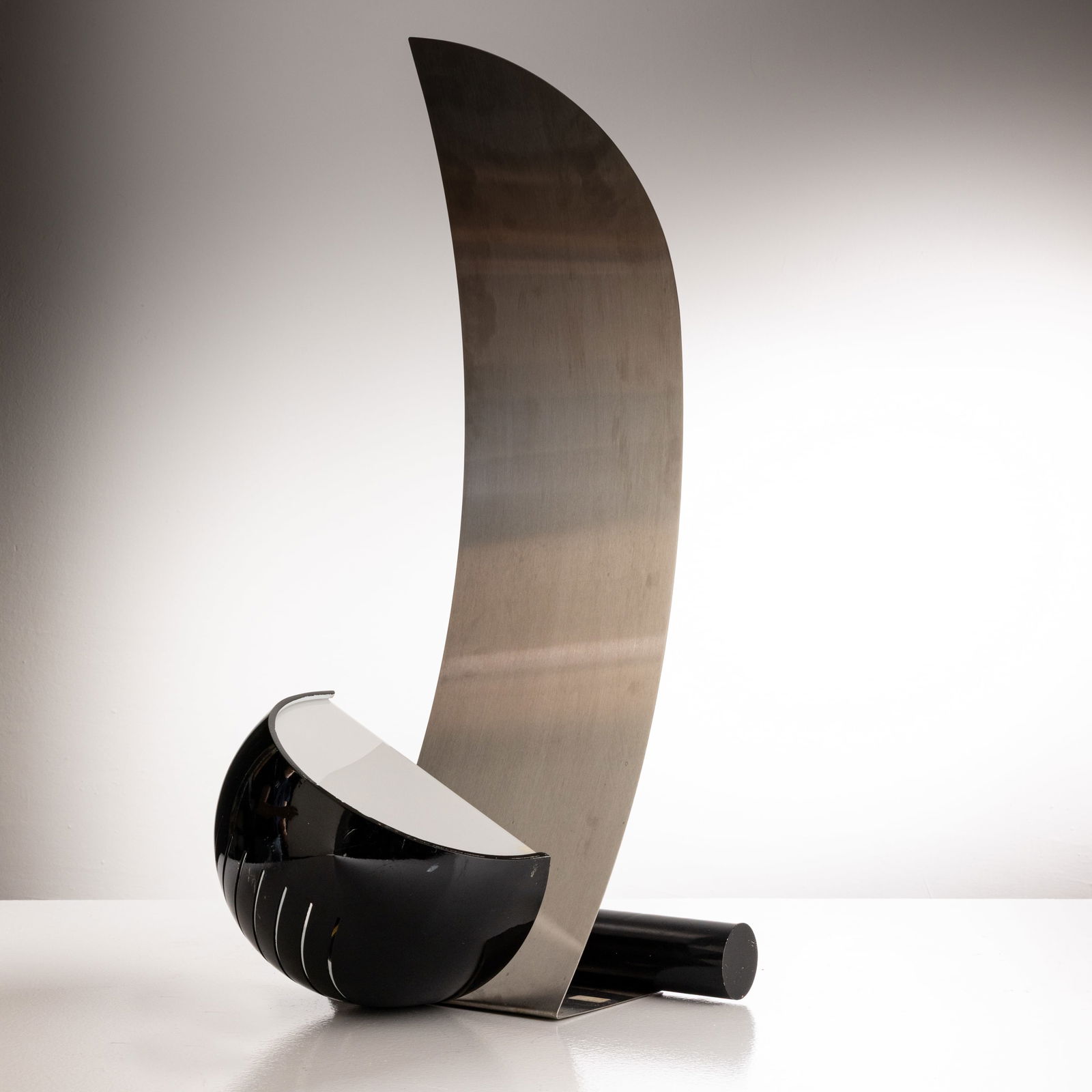 VERNER KRIEGER: Lampada da tavolo mod. Vela. Acciaio satinato, materiale plastico, metallo verniciato. Produzione Prestige anni '70. cm 78x26x35 A TABLE LAMP BY V. KRIEGER Buone condizioni generali. Piccole