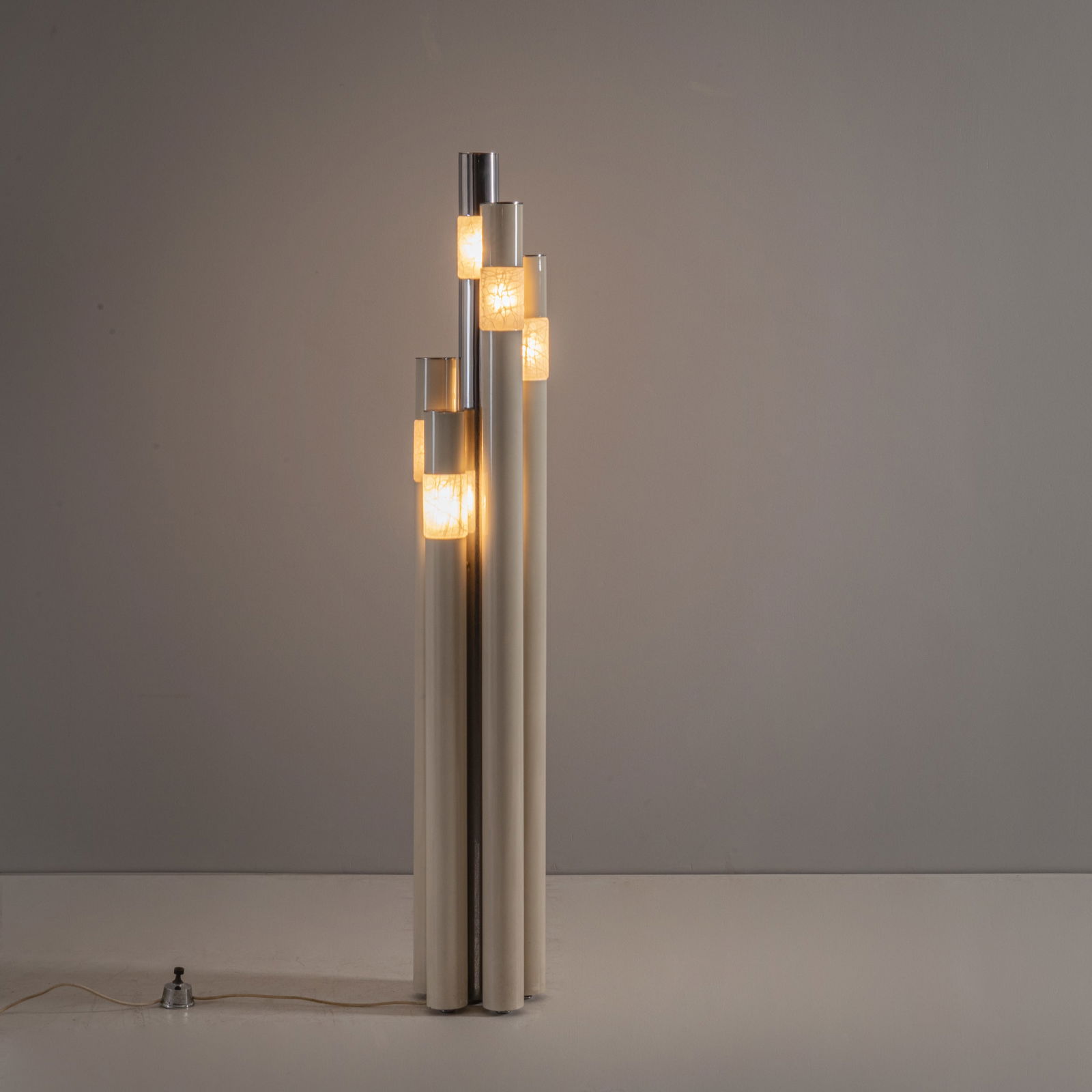 ANGELO BROTTO: Lampada da terra mod. Vanessa. Metallo verniciato, metallo cromato, vetro stampato. Produzione Esperia anni '60. cm 166x25x25 A FLOOR LAMP BY A. BROTTO Catalogo di produzione Esperia. Buone