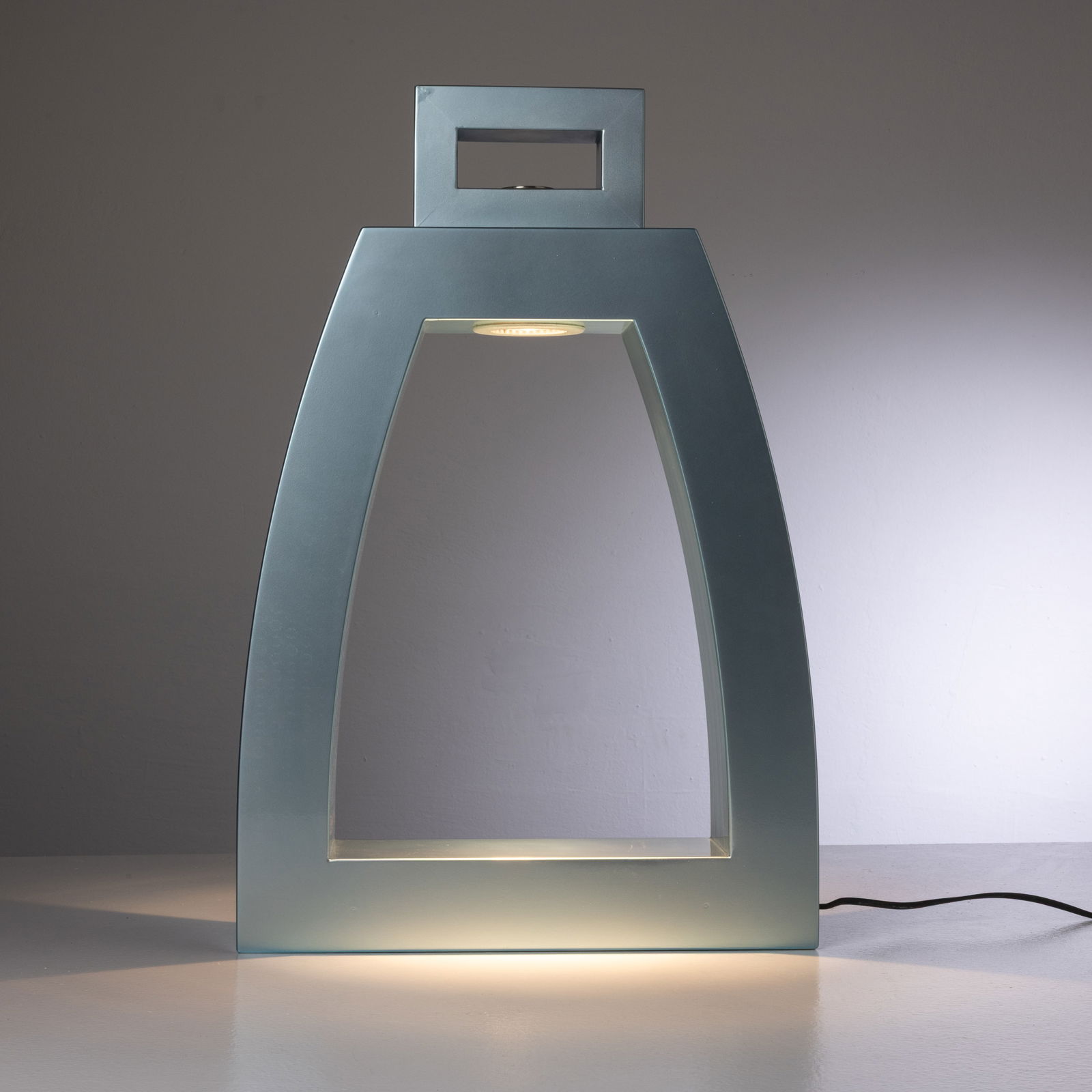 ANDREA ANASTASIO: Lampada da tavolo della Serie Ospiti. Metallo verniciato. Produzione Zenith & Est, 1999 c.a. cm 60x41x12 A TABLE LAMP BY A. ANASTASIO Condizioni generali molto buone. Piccole righe, leggeri