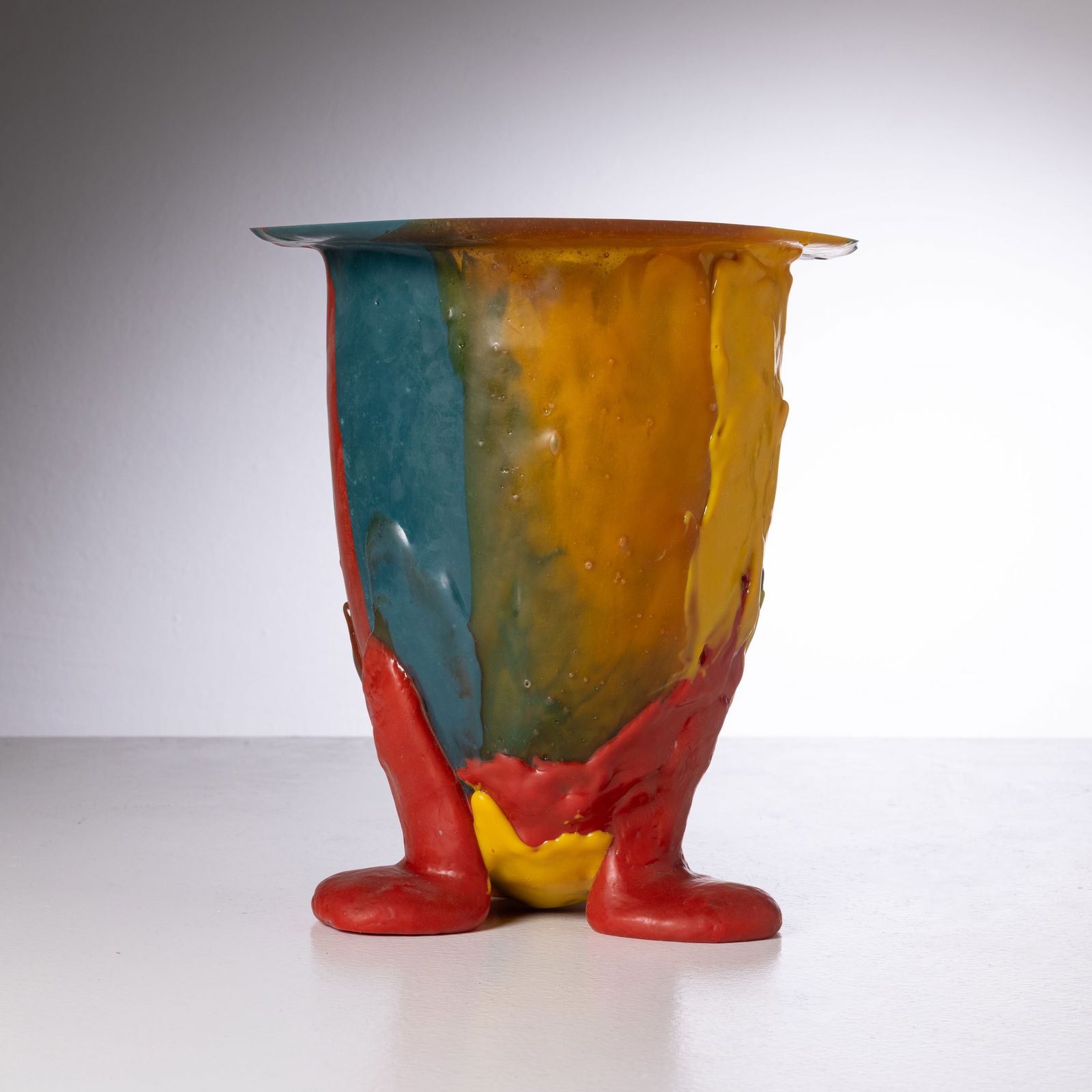 GAETANO PESCE: Vaso. Resina policroma colata a caldo. Edizione Fish Design, anni 90. Marchio impresso. cm 34x30x29 A VASE BY G. PESCE Buone condizioni generali. Piccole righe, leggeri graffi, normali segni di