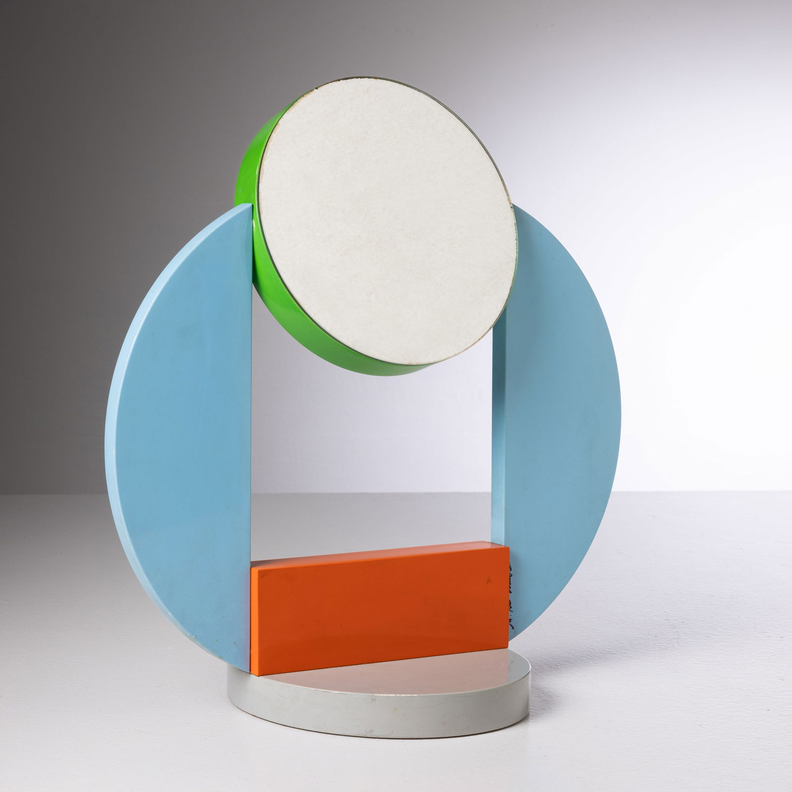 MICHELE DE LUCCHI: Specchio da tavolo. Legno laccato, cristallo specchiato. Firma dell'artista. Produzione Memphis 1985 c.a. (Edizione speciale per la rivista Donna) cm 43x40x20 A MIRROR BY M. DE LUCCHI Buone