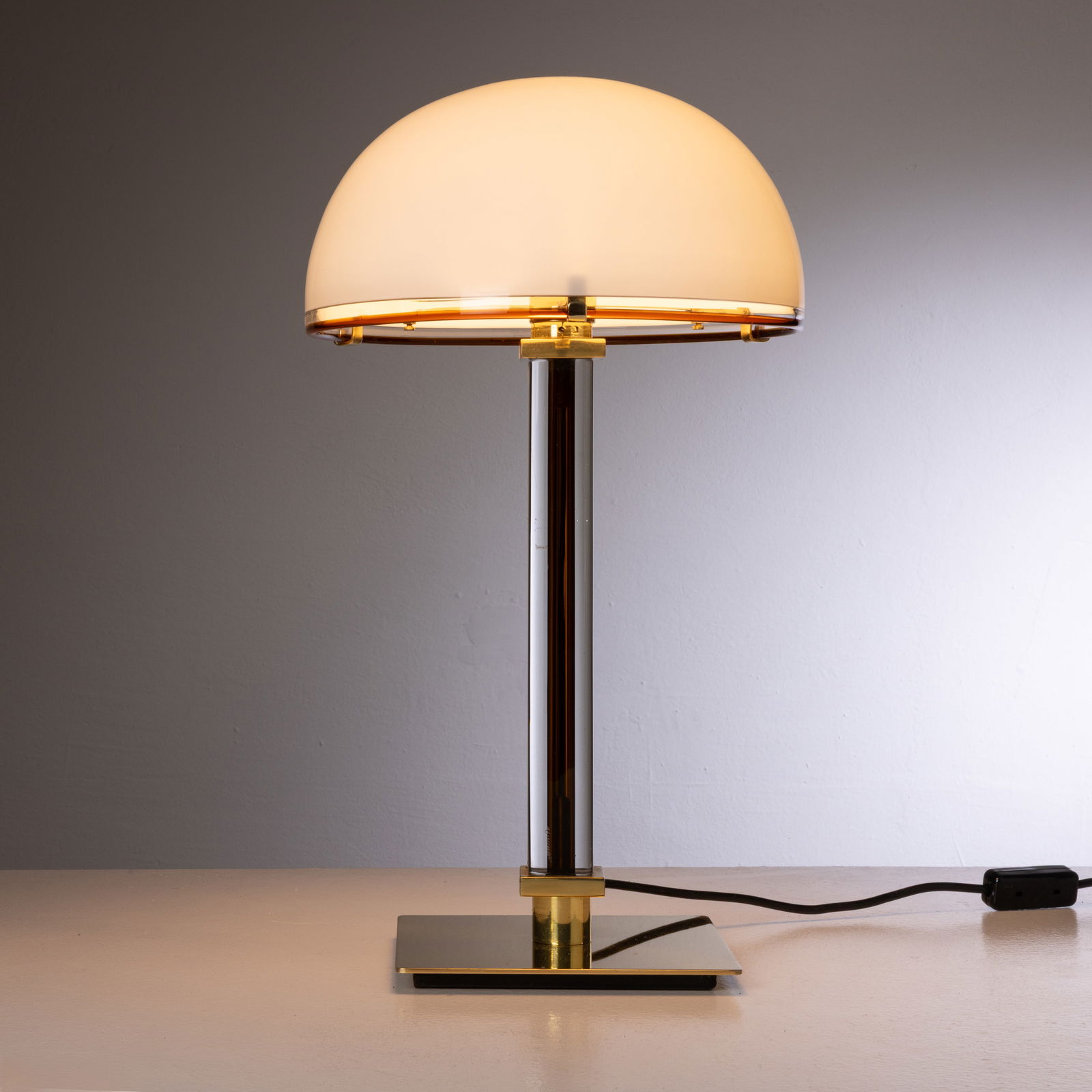 VENINI: Lampada da tavolo mod. Belboi. Ottone, vetro soffiato e lavorato a caldo a mano. Produzione Venini, Murano, 1985 ca. altezza cm 50 A TABLE LAMP BY VENINI A. Venini Diaz de Santillana, Venini.