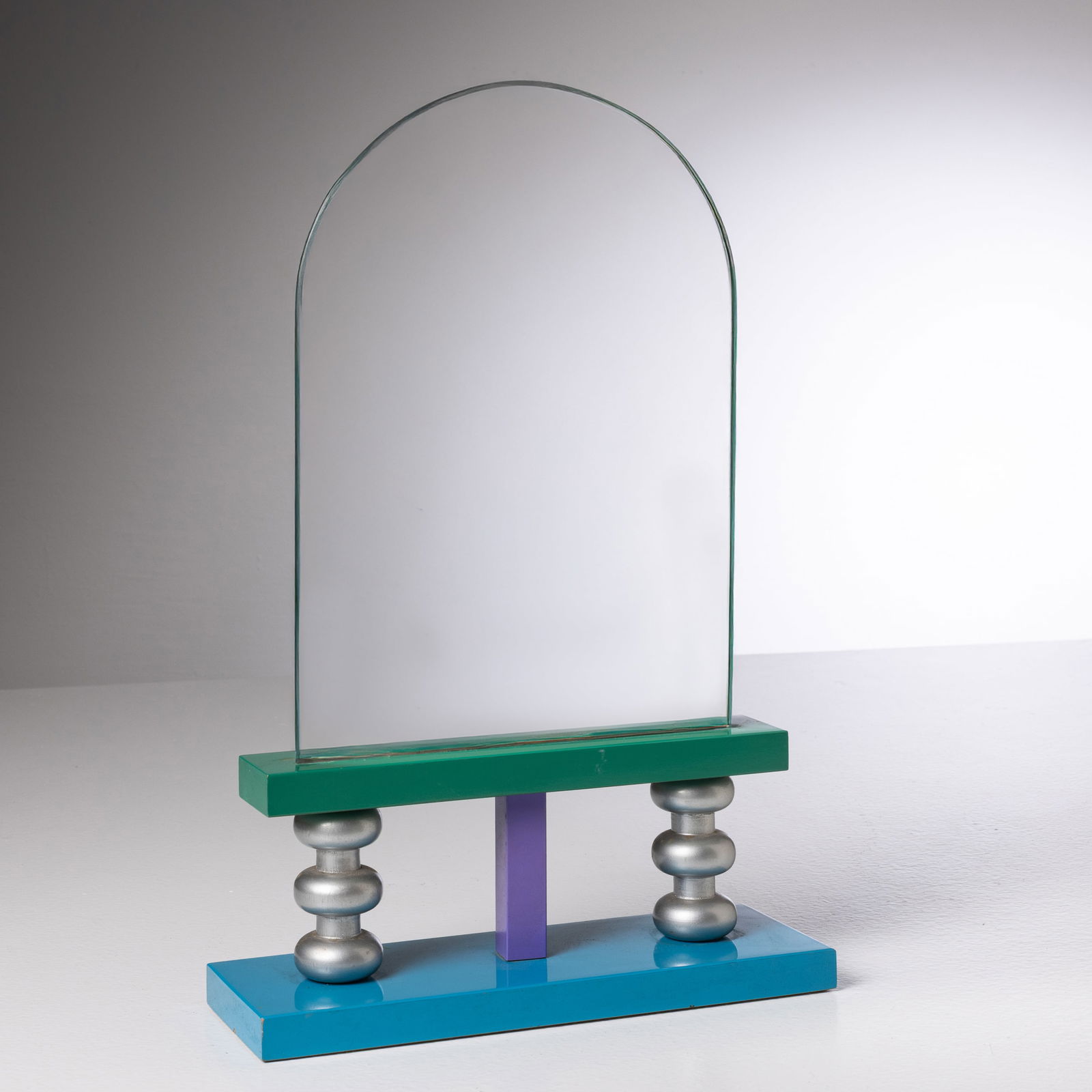 NATHALIE DU PASQUIER: Specchio da tavolo. Legno laccato, cristallo specchiato. Produzione Memphis 1985 c.a.(Edizione speciale per la rivista Donna) cm 44x28x10 A MIRROR BY N. DU PASQUIER Buone condizioni generali.