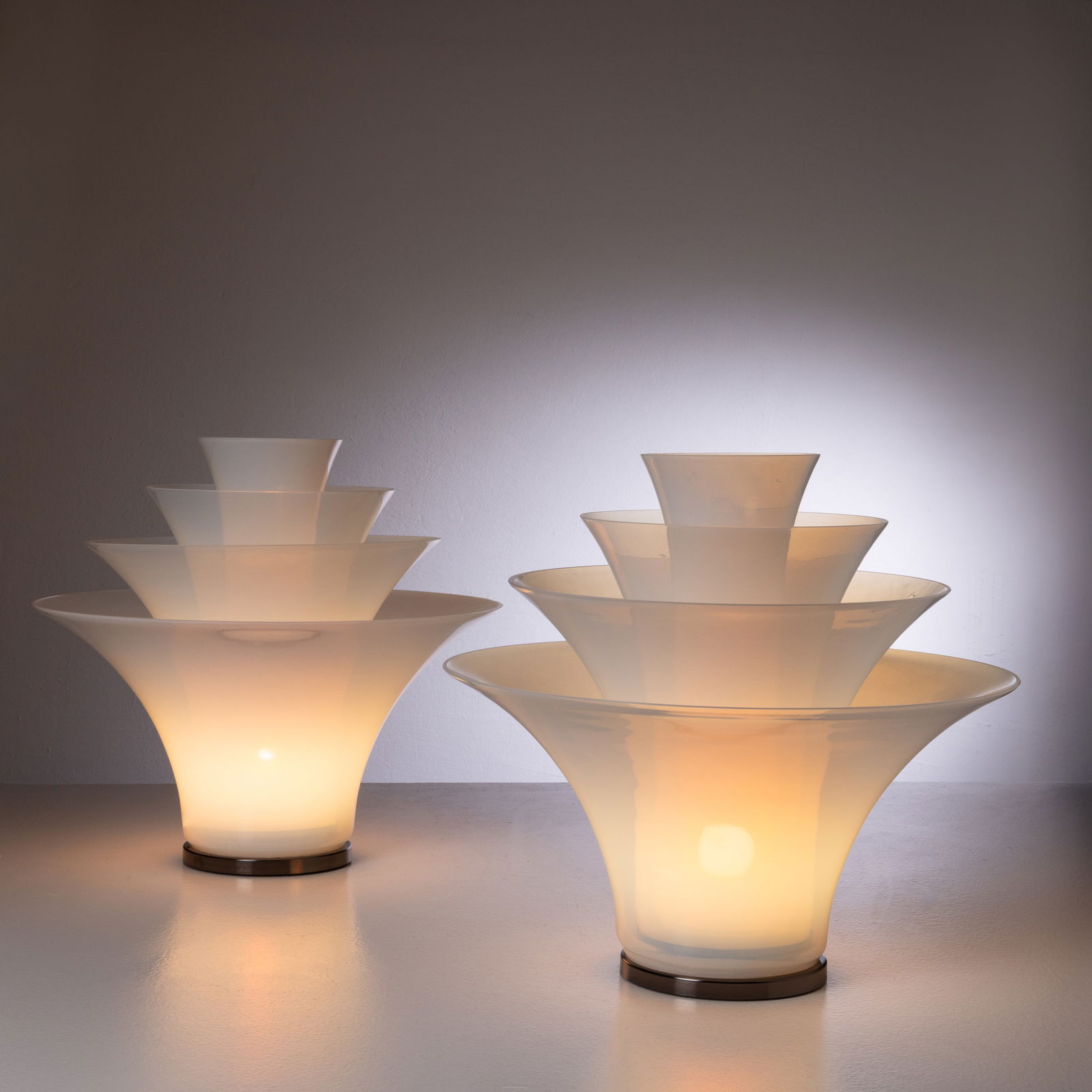 CARLO NASON (NEL DISEGNO DI): Coppia di lampade da tavolo mod. Petalo. Metallo, vetro soffiato iridescente. Italia anni ' 90. cm 50x45 ca. A PAIR OF TABLE LAMPS INSPIRED TO C. NASON Buone condizioni generali. Piccole righe,