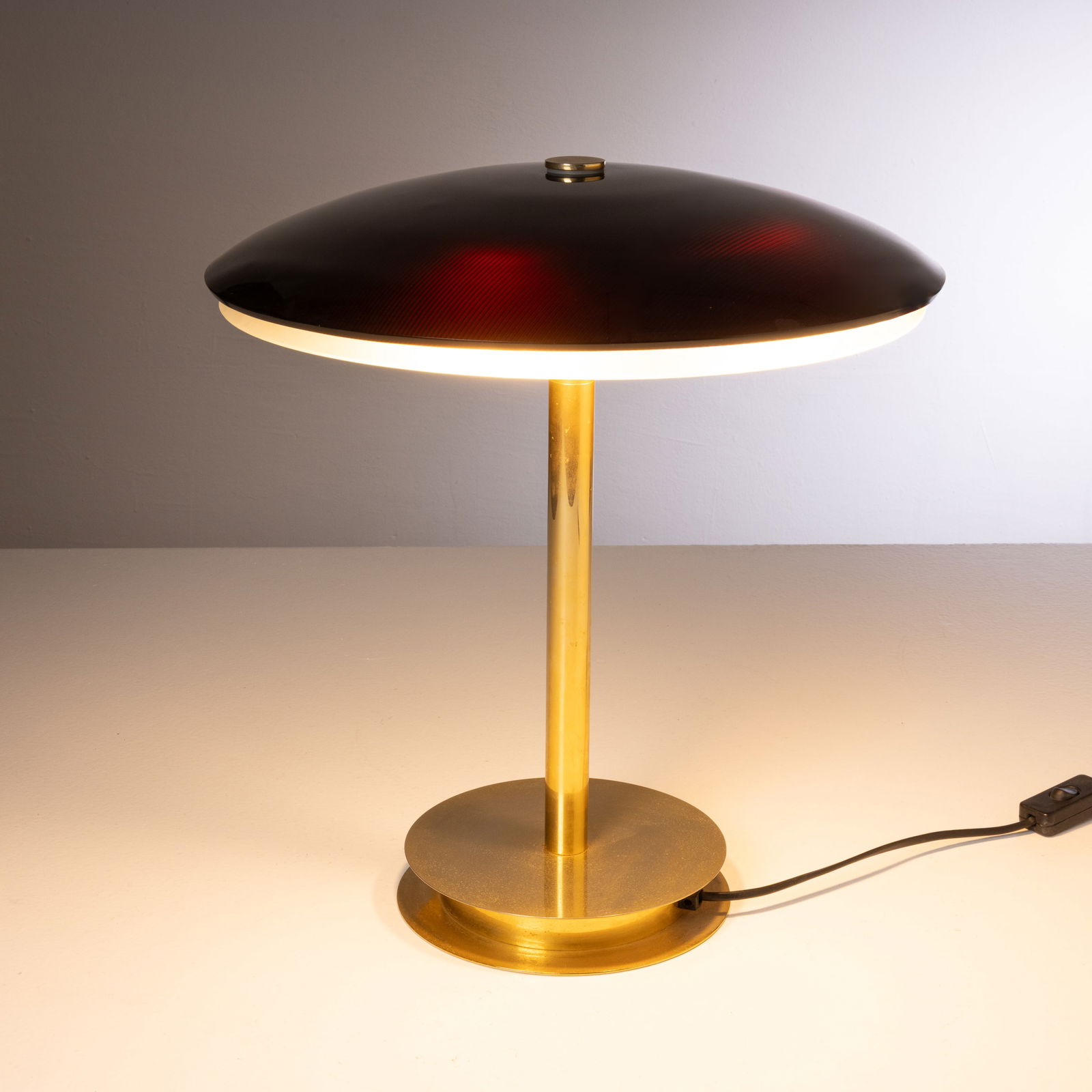 FONTANA ARTE: Lampada da tavolo mod. 2280. Vetro satinato. Produzione Fontana Arte anni '80. cm 43x39x39 A TABLE LAMP BY FONTANA ARTE Buone condizioni generali. Piccole righe, leggeri graffi, normali segni