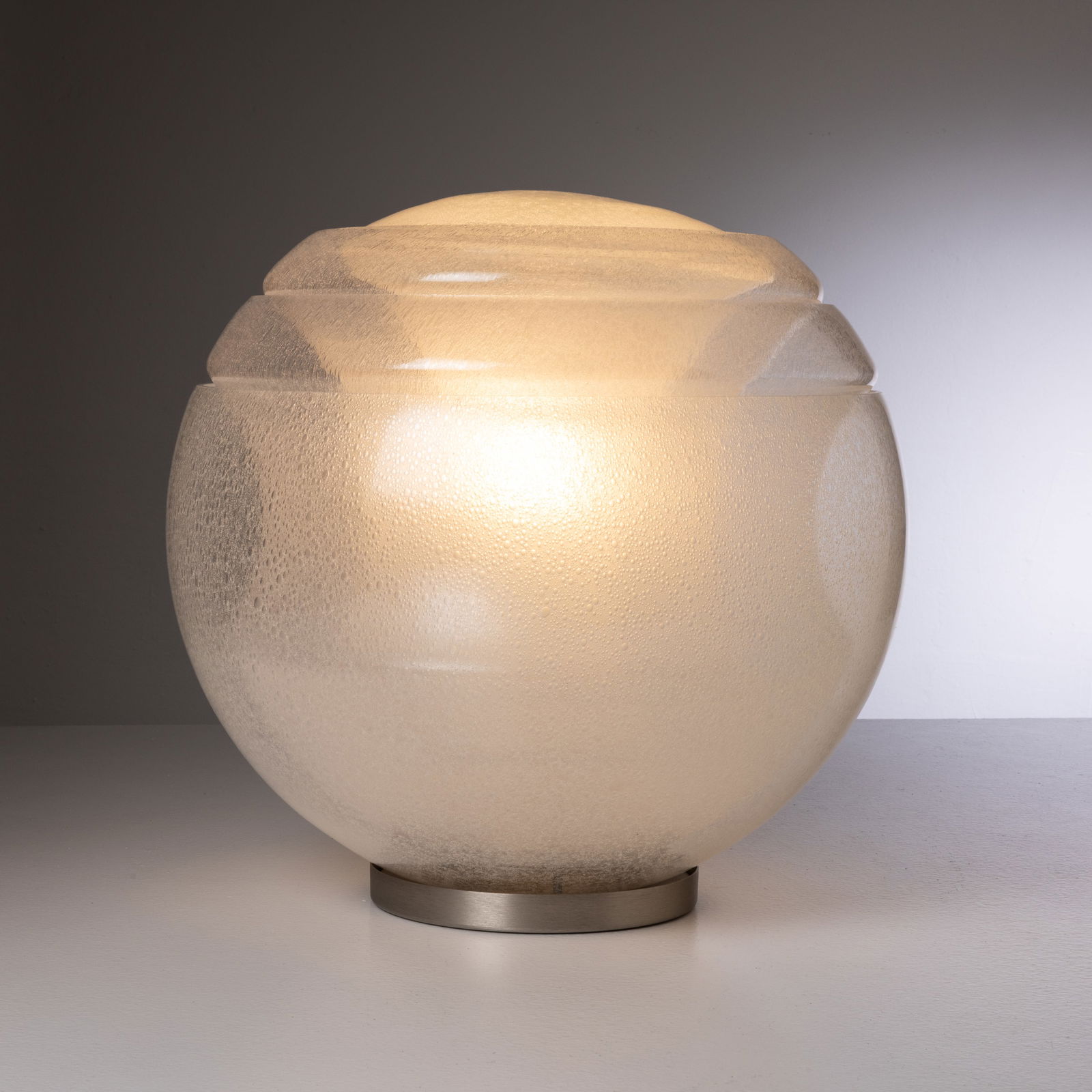 CARLO NASON: Lampada da tavolo, mod LT328. Vetro pulegoso. Produzione Mazzega Murano anni '70. cm 45x45x45 A TABLE LAMP BY C. NASON Buone condizioni generali. Piccole righe, leggeri graffi, normali segni