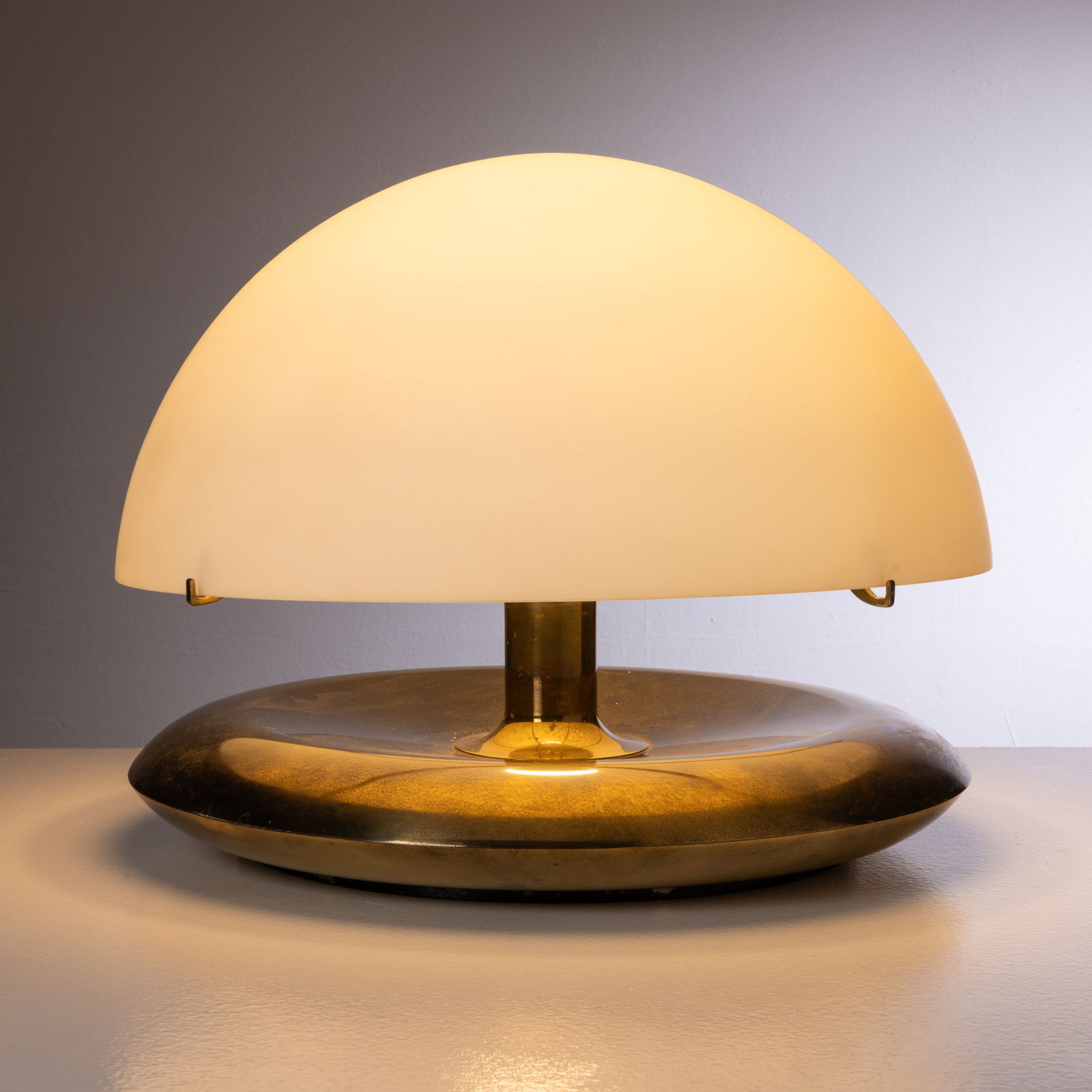 LUDOVICO DIAZ DE SANTILLANA: Lampada da tavolo. Metallo smaltato, ottone brunito, vetro alabastro. Produzione Venini, anni '70. cm 36x45.5 ca A TABLE LAMP BY L. DIAZ DE SANTILLANA Cfr.: F. De Boni, I vetri Venini. La storia,