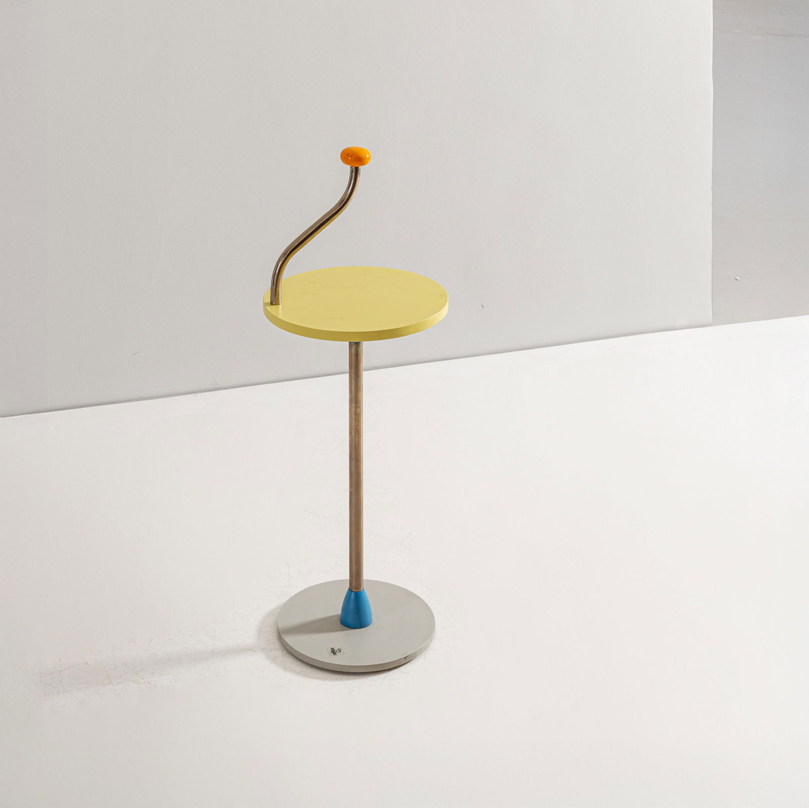 JAMES IRVINE: Tavolino design mod. Giotto. Legno laminato e metallo verniciata e cromato. Produzione Memphis anni '80. cm 93x35x35 AN OCCASIONAL TABLE BY J. IRVINE Ottime condizioni generali. Piccole righe,