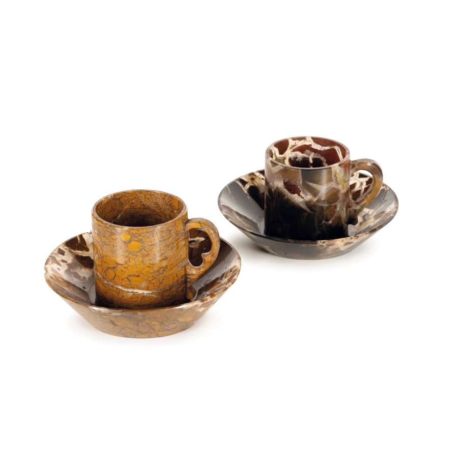 DUE TAZZE CON PIATTINO IN DIASPRO, XX SECOLO: di forma leggermente diversa, le prese traforate; difetti, minori sbeccature ai bordi e pochi graffi Tazze, cm 6X6 Piatti, cm 3,2X13 TWO JASPER CUPS AND SAUCERS, 20TH CENTURY; DEFECTS, MINOR CHIPS