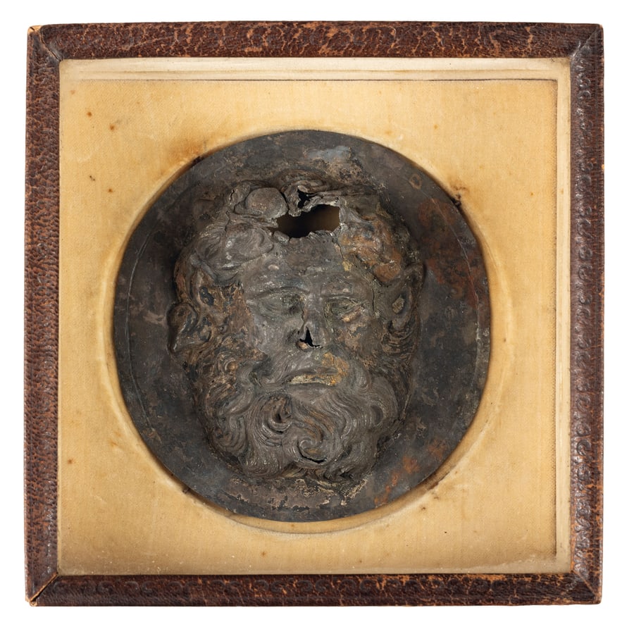 RILIEVO IN METALLO SBALZATO, XIX SECOLO: raffigurante testa di fauno barbuto, completo di scatola da tavolo rivestita in cuoio apribile e con vetro; difetti, rotture e mancanze, tracce di ossidazione Cm 2,5X10 Scatola, cm 14,3X14,3X5,5 A