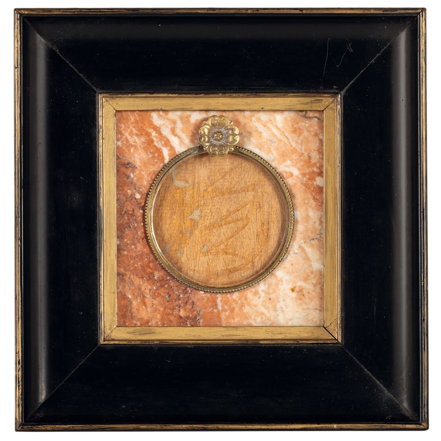 CORNICE PORTARITRATTI IN LEGNO EBANIZZATO E MARMO, XIX: SECOLO squadrata, centrato da rosone in bronzo dorato in placca in marmo venato; difetti, restauri, minori sbeccature e mancanze Cm 27,5X27,2X3,5 Placca marmo, cm 15X15 Il tondo, diam. cm 9 A MARBLE