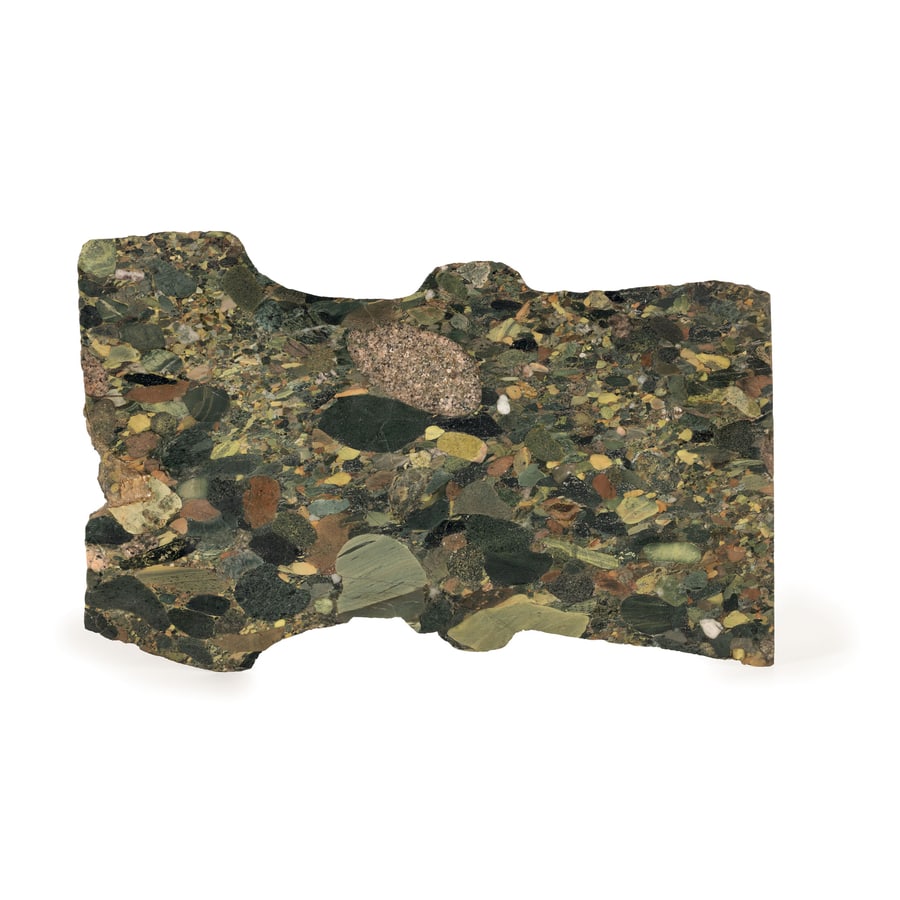 PLACCA IN MARMO VERDE ANTICO, XVIII-XIX SECOLO: in forma allungata con bordi frastagliati, completa di due staffe in metallo per fissaggio; difetti, sbeccature e mancanze ai bordi, pochi graffi Cm 24X38X1 A GREEN MARBLE PLAQUE, 18TH-19TH CENTURY;