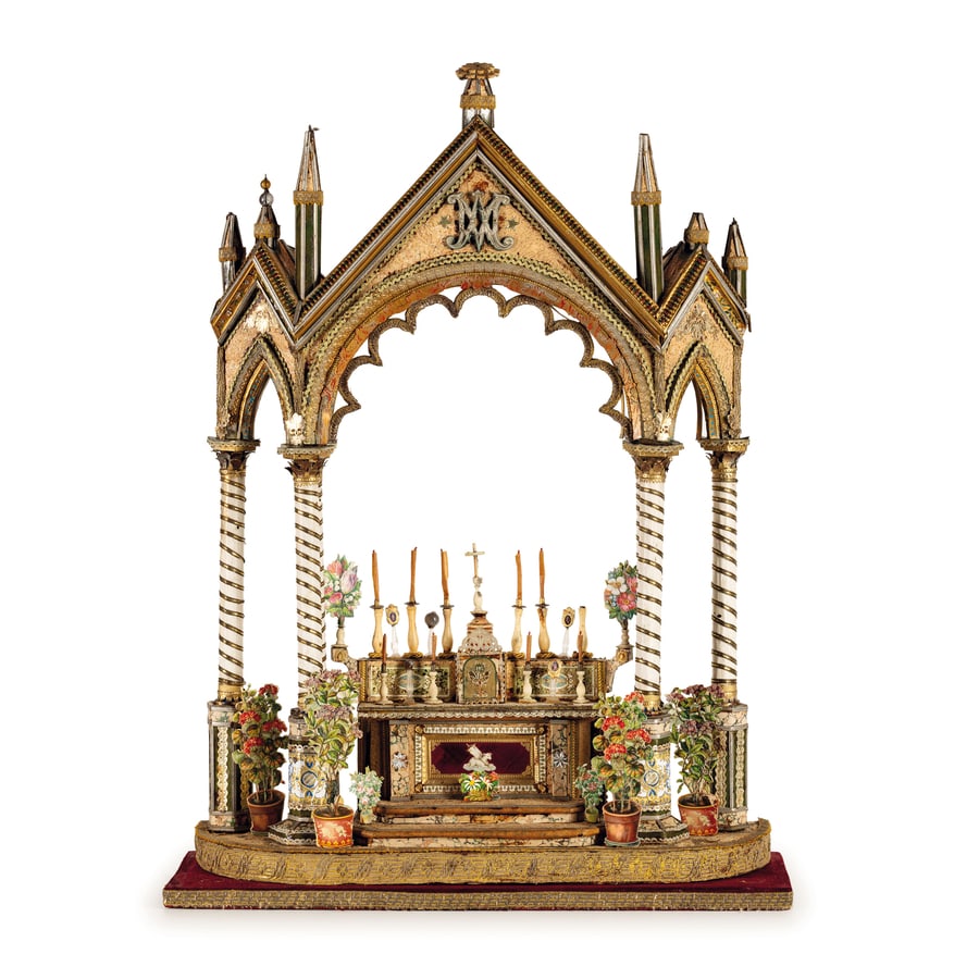 COMPOSIZIONE IN MATERIALI DIVERSI, XIX SECOLO: raffigurante altare in teatrino di gusto neogotico, in teca di vetro su base in velluto rosso; rotture, mancanze, elementi da fissare o riposizionare Cm 64X48X13,5 Teca, cm 71X49X15,5 A VARIOUS MATERI