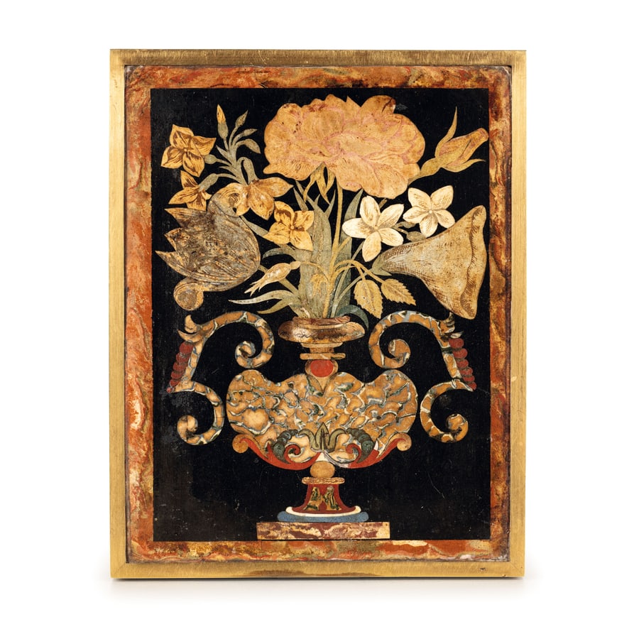 PLACCA IN SCAGLIOLA POLICROMA MONTATA SU SCATOLA IN: ARGENTO E METALLI DIVERSI, XVIII-XIX SECOLO raffigurante vaso fiorito decorato in policromia e supporto in pietra lavagna, montata nel coperchio di scatola in argento 925 e bronzo dorato; difetti,