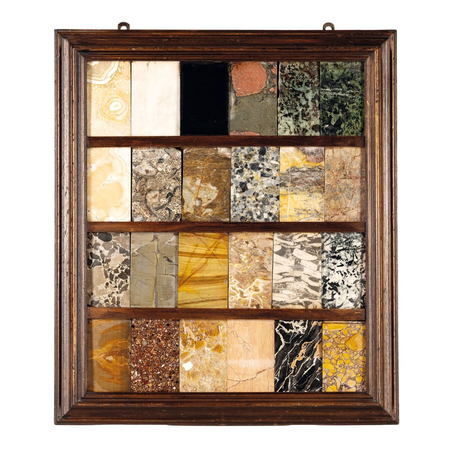 COLLEZIONE DI CIRCA 930 FORMELLE DI MARMI ANTICHI E: PIETRE DURE DIVERSE, XIX SECOLO composta da tessere antiche di recupero, completa di tre cassettiere espositori in legno ebanizzato, una serie di binari pensili moderni in ferro dipinto e altre